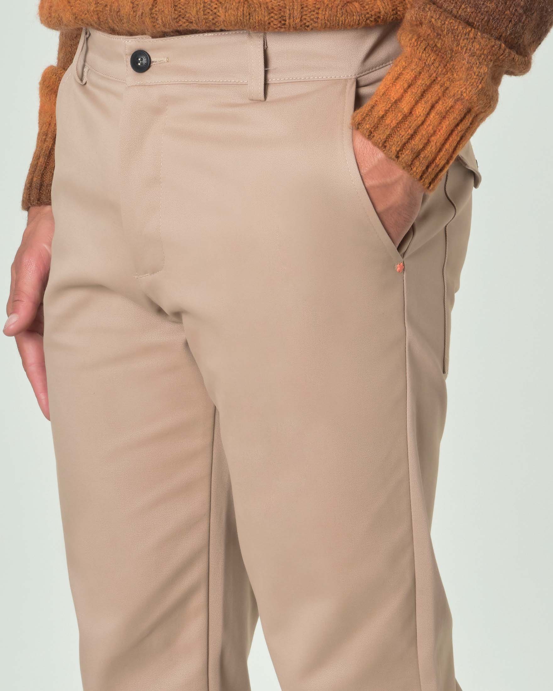 Pantalone carrot-fit color sabbia in cotone stretch con ampie tasche sul retro image