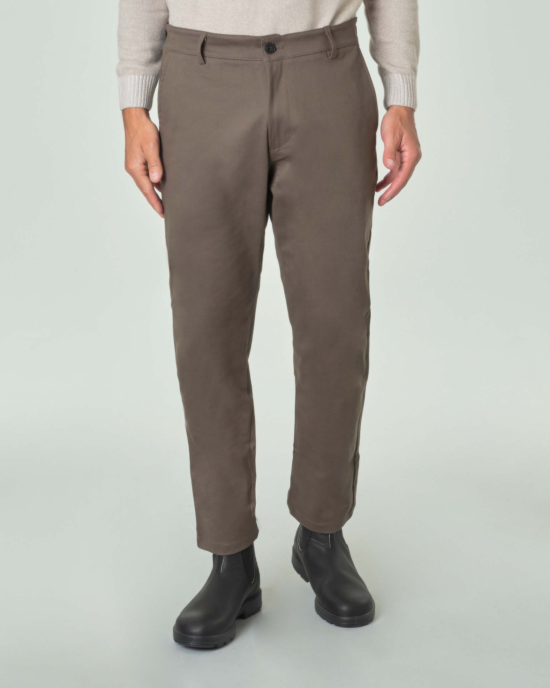 Pantalone carrot-fit verde militare in cotone stretch con ampie tasche sul retro