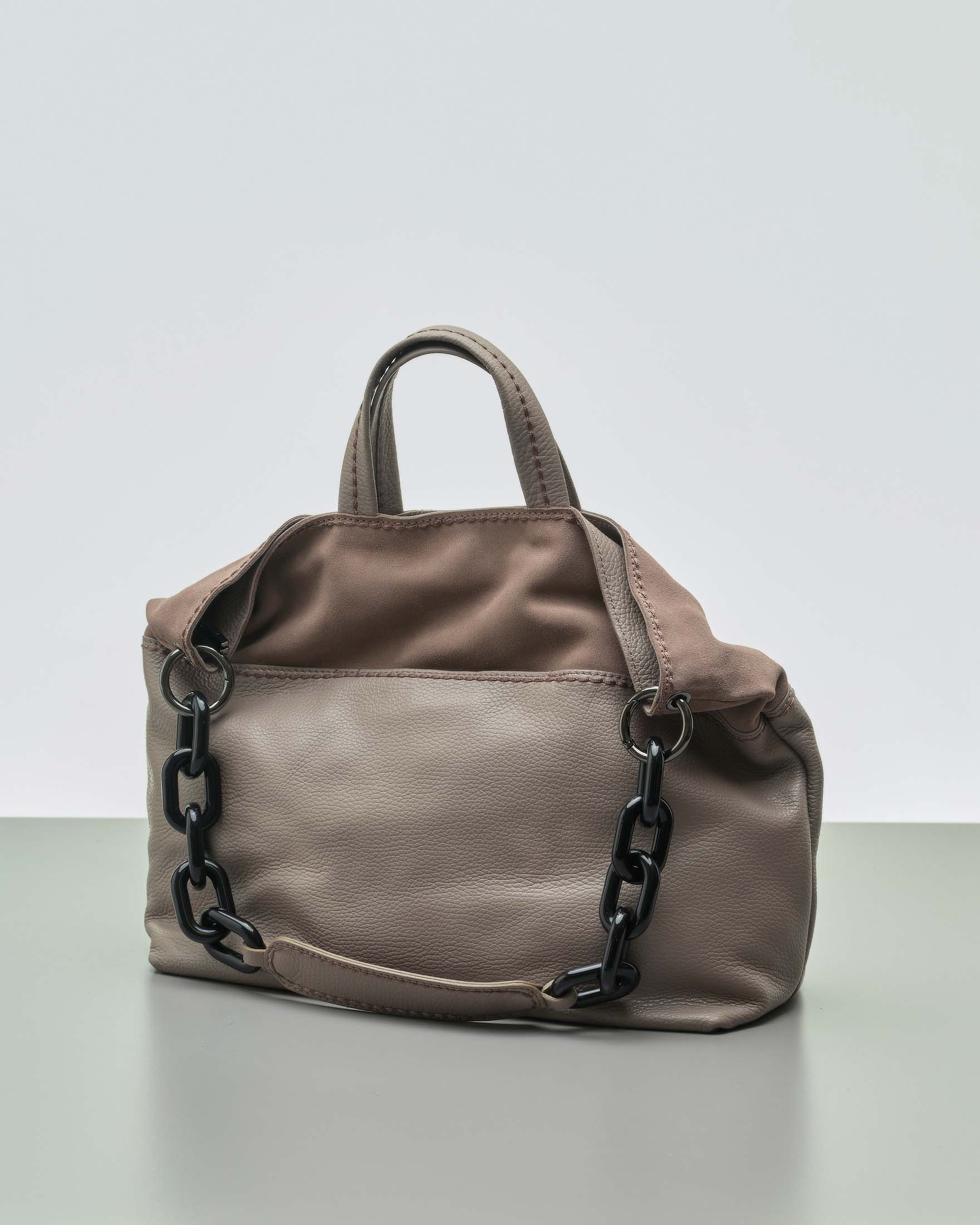 Borsa a mano grande color taupe in pelle martellata e suede con tracolla a catena