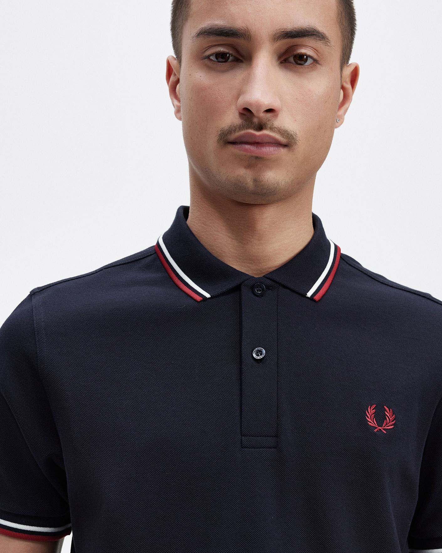 Polo blu mezza manica Fred Perry con bordino bianco e rosso image