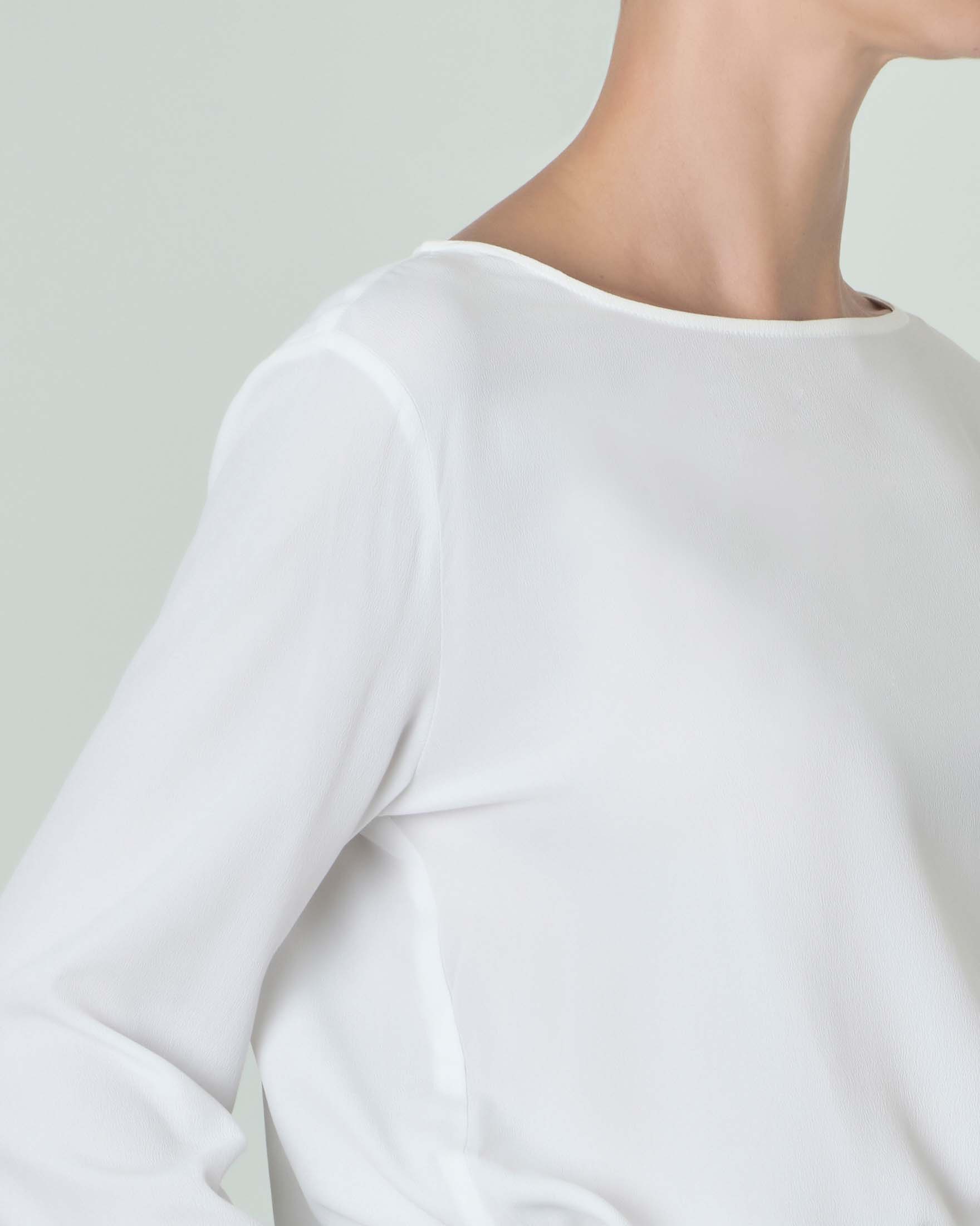 BLUSA CON SCOLLO A V E VOLANT IN CHARMEUSE DI SETA