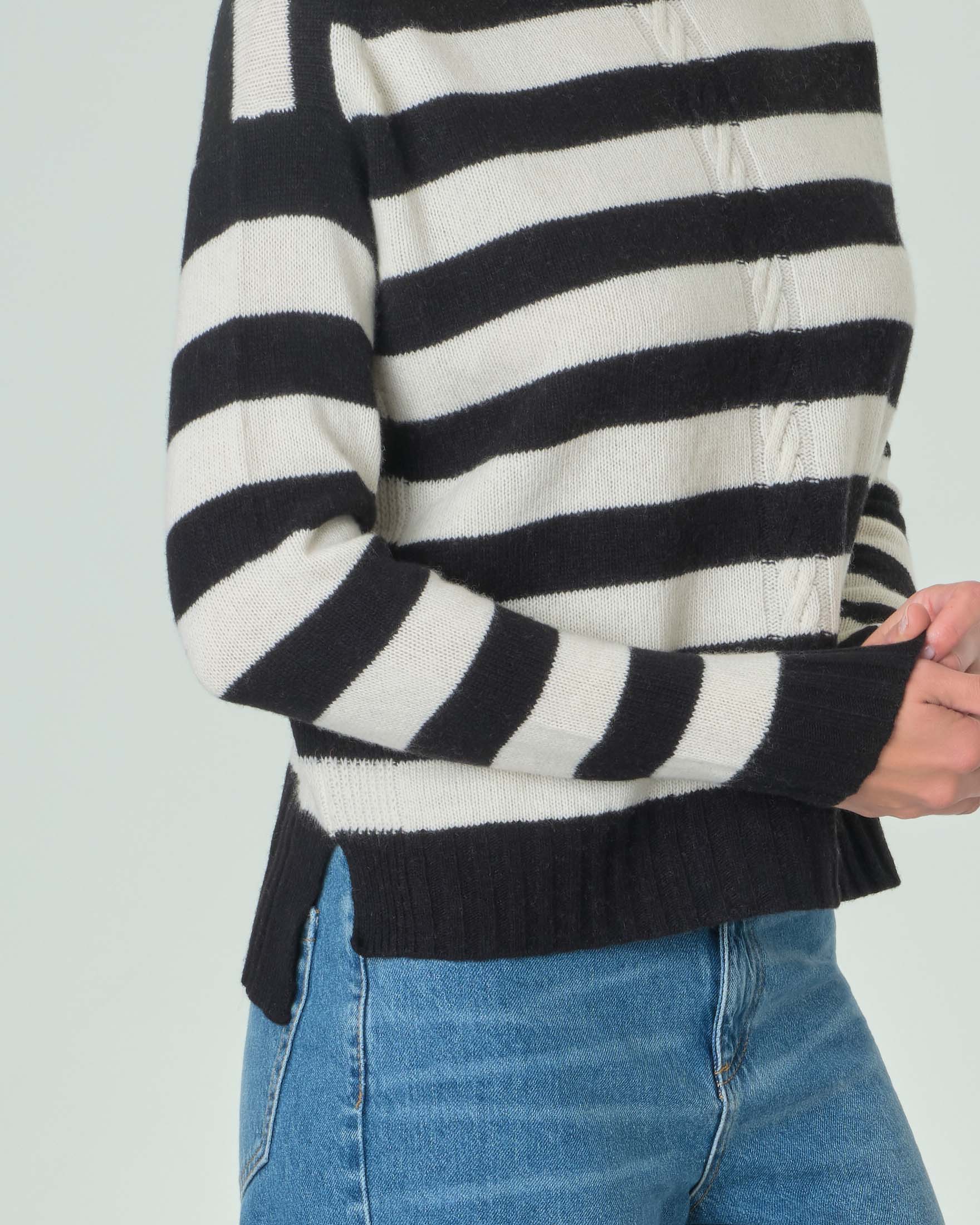 Maglia in misto lana bianca a righe nere con motivo a trecce verticale image