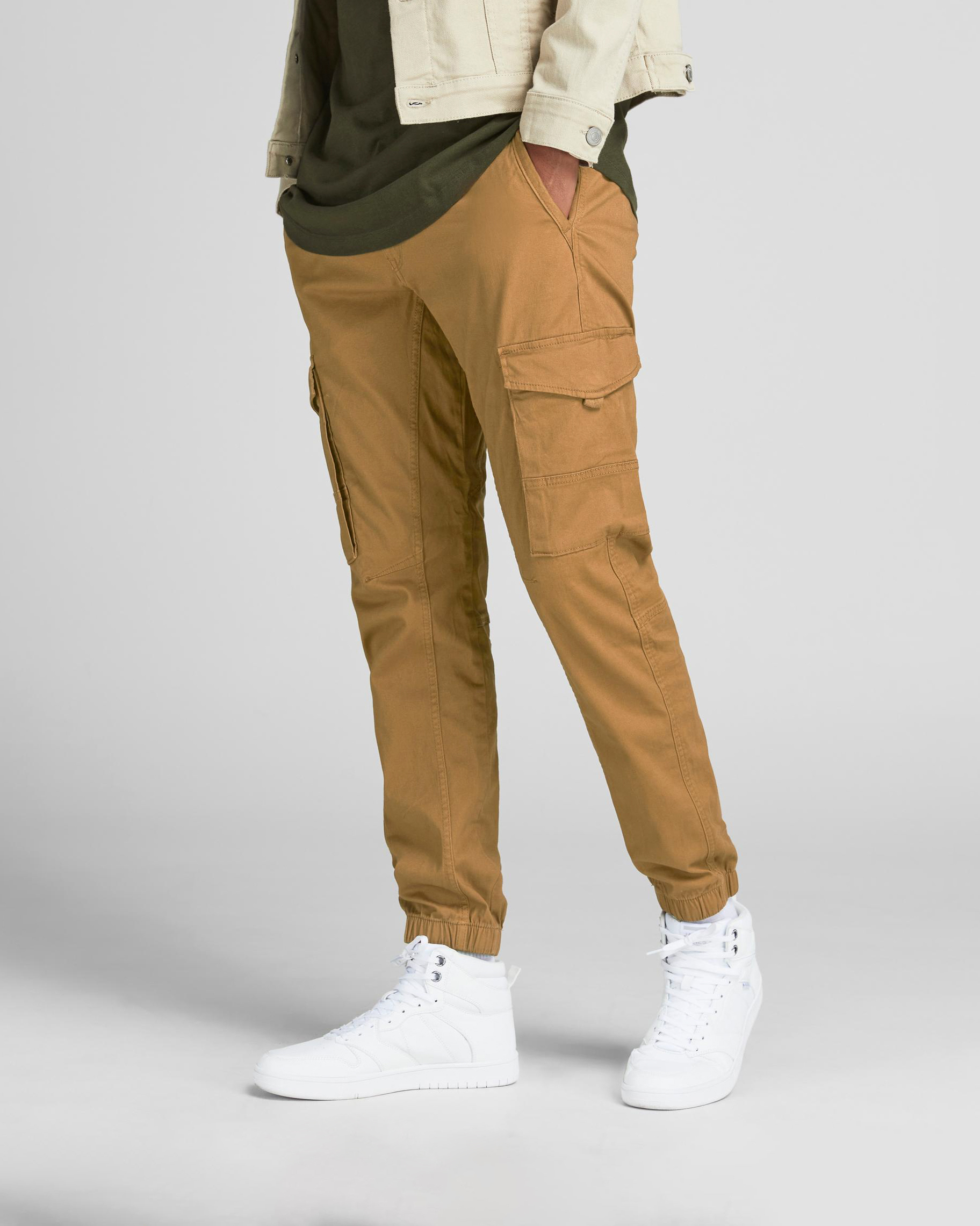 Pantaloni cargo cammello slim fit in cotone stretch con elastico al fondo image