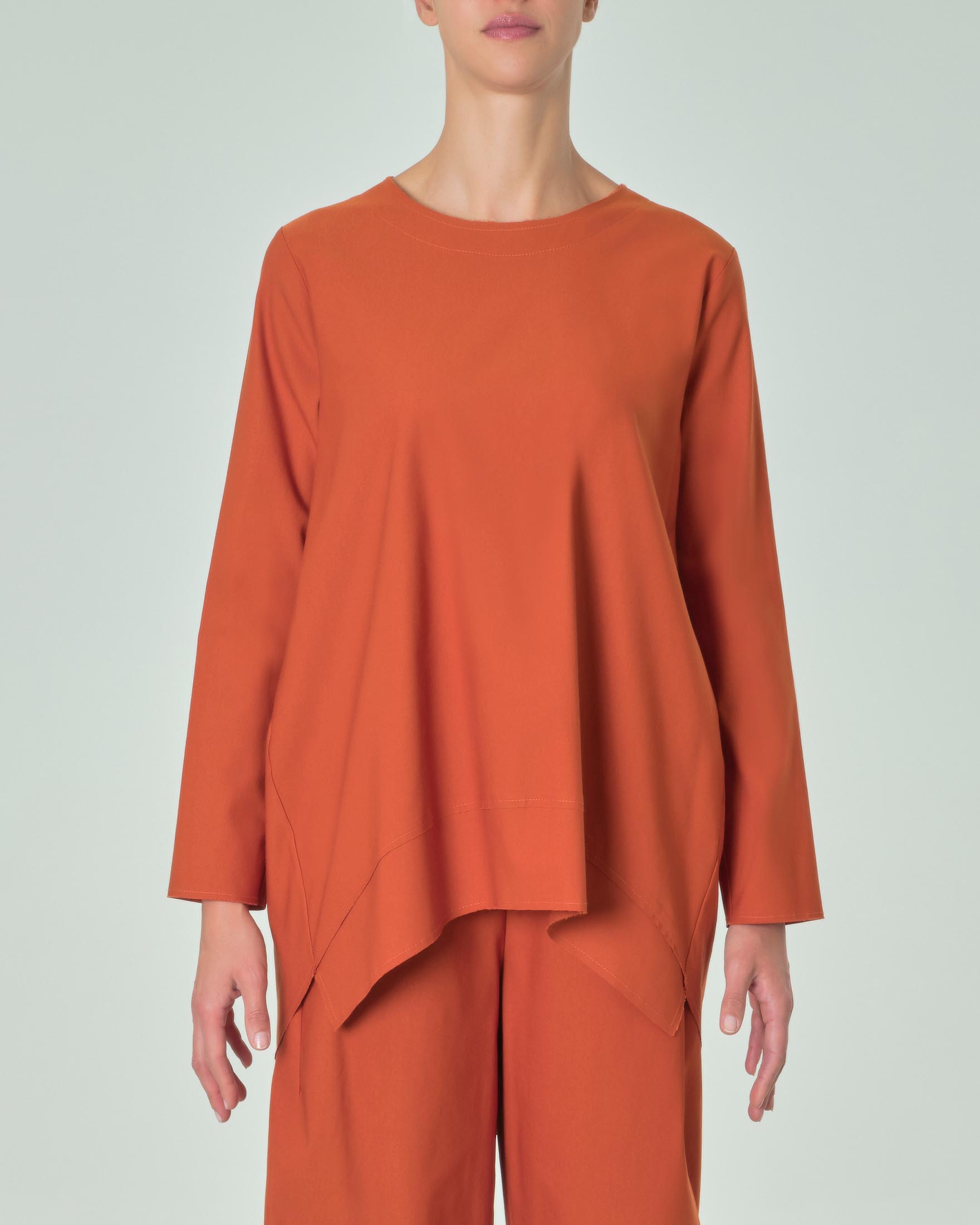 Blusa arancione in tessuto tecnico pesante di misto viscosa strech a maniche lunghe e fondo asimmetrico