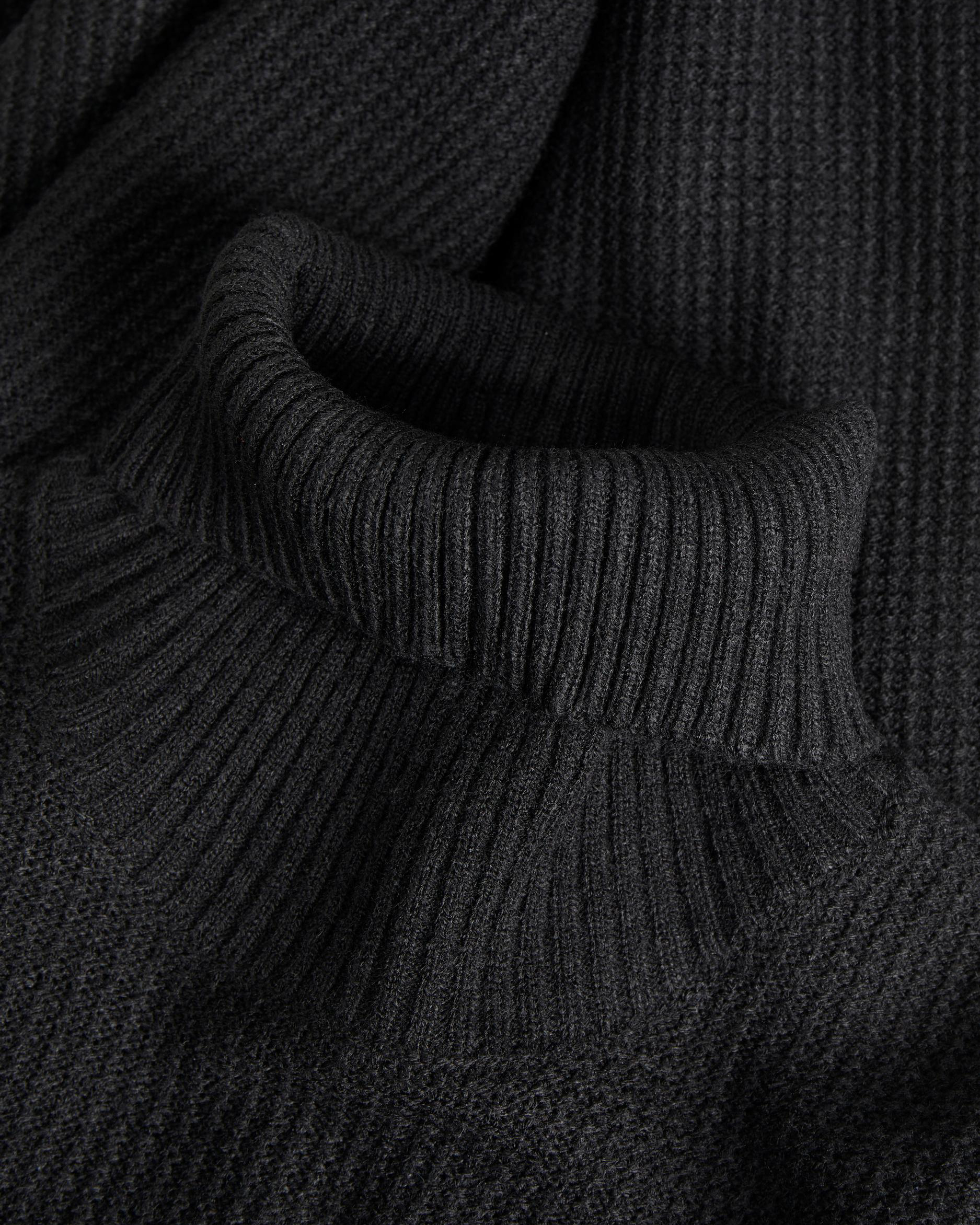 Dolcevita nero in tessuto micro armatura image