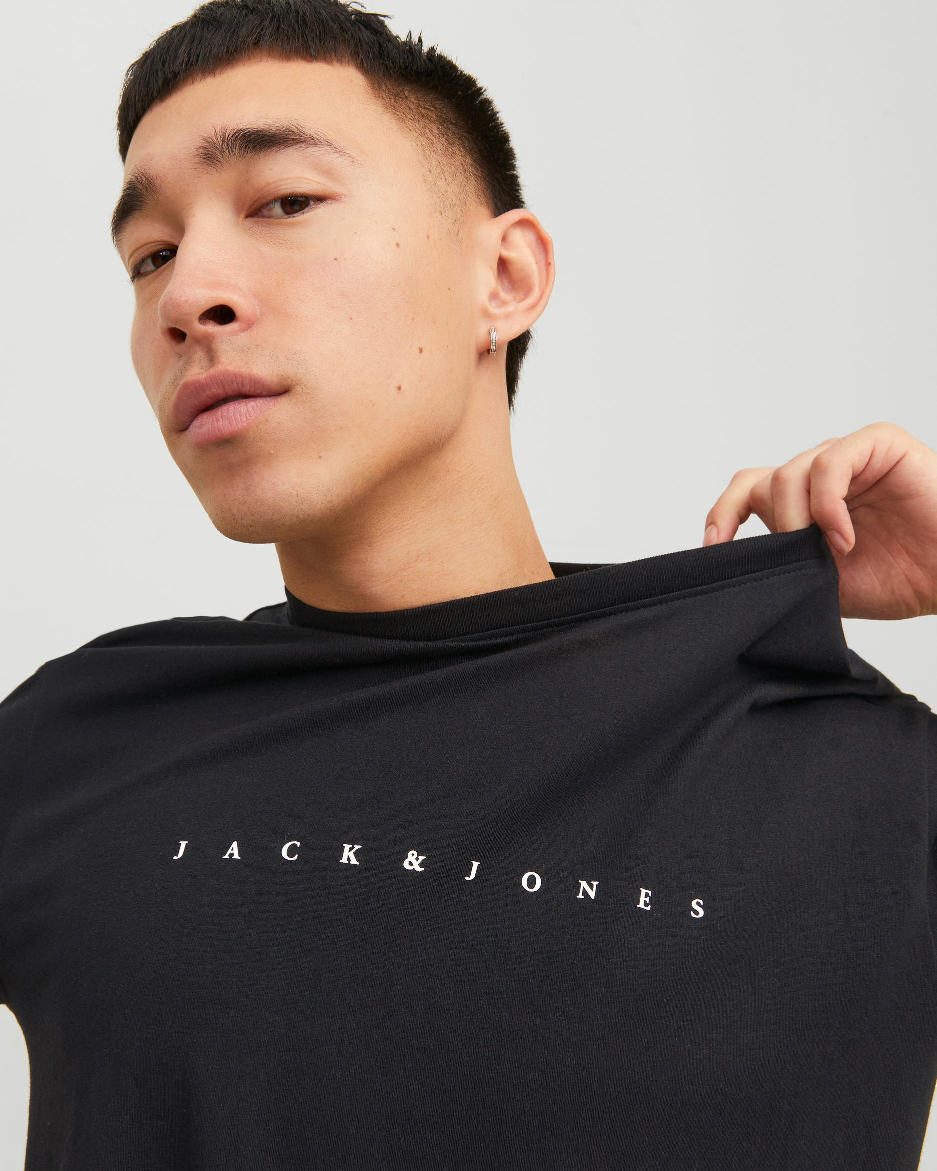 T-shirt nera mezza manica relaxed fit con logo scritta davanti image