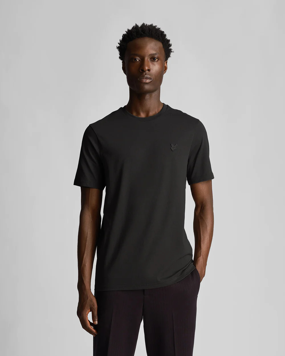 T-shirt mezza manica nera in cotone con logo aquila tono su tono ricamata sul petto