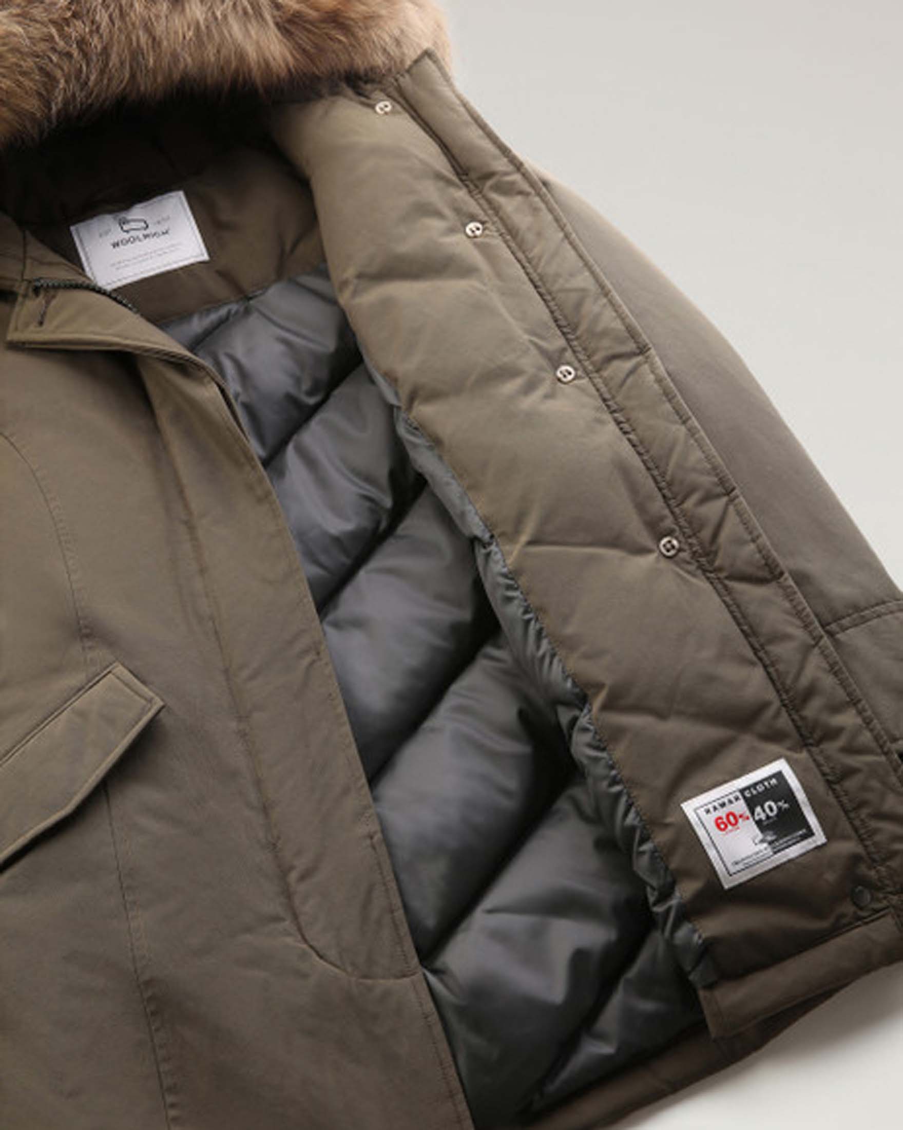 Arctic Parka Woolrich slim fit verde militare imbottito in piuma naturale con bordatura in pelliccia image