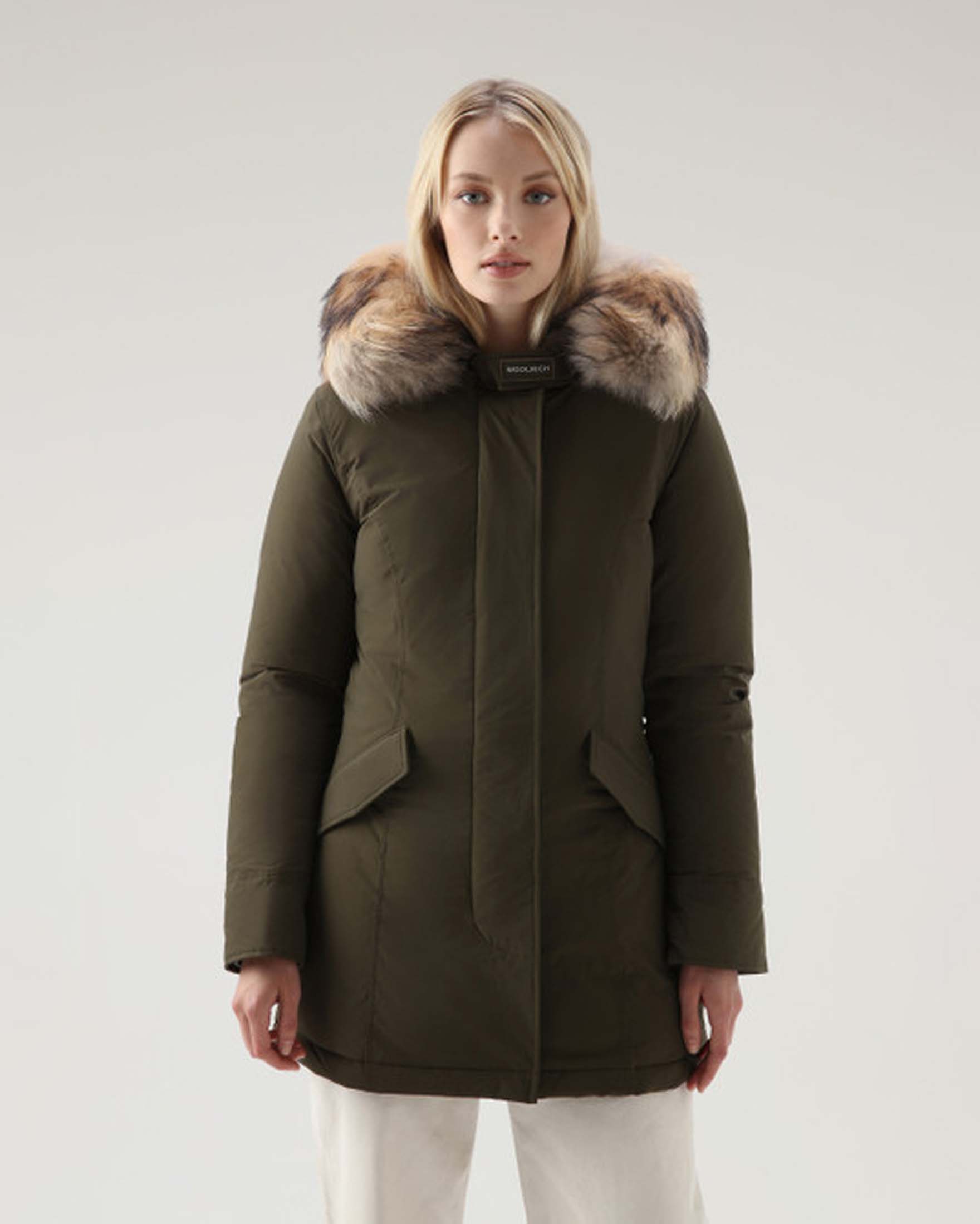 Luxury Arctic Parka verde militare imbottito in piuma naturale e cappuccio con profilo in pelliccia removibile