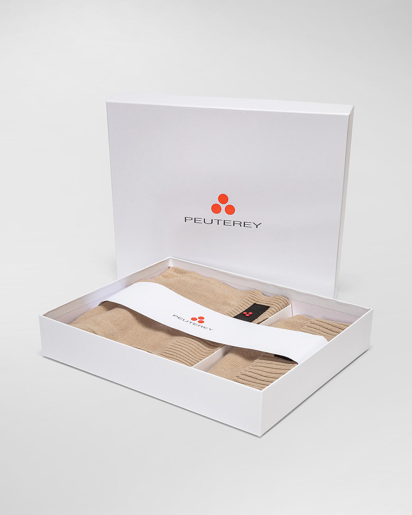 Set idea regalo composto da berretto e sciarpa color sabbia coordinati