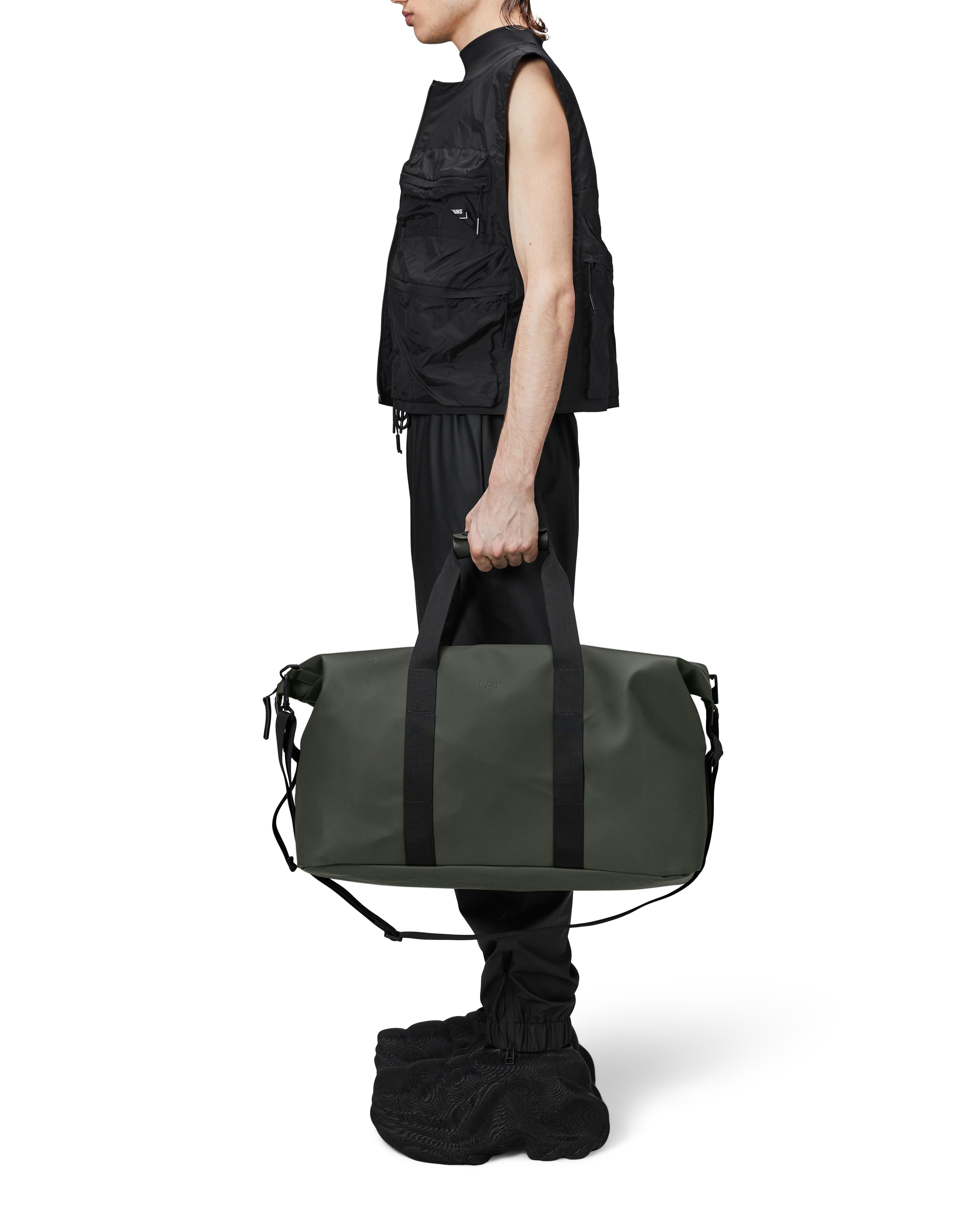 Borsa Rains Weekend Bag verde militare in tessuto impermeabile effetto gommato con tracolla removibile image