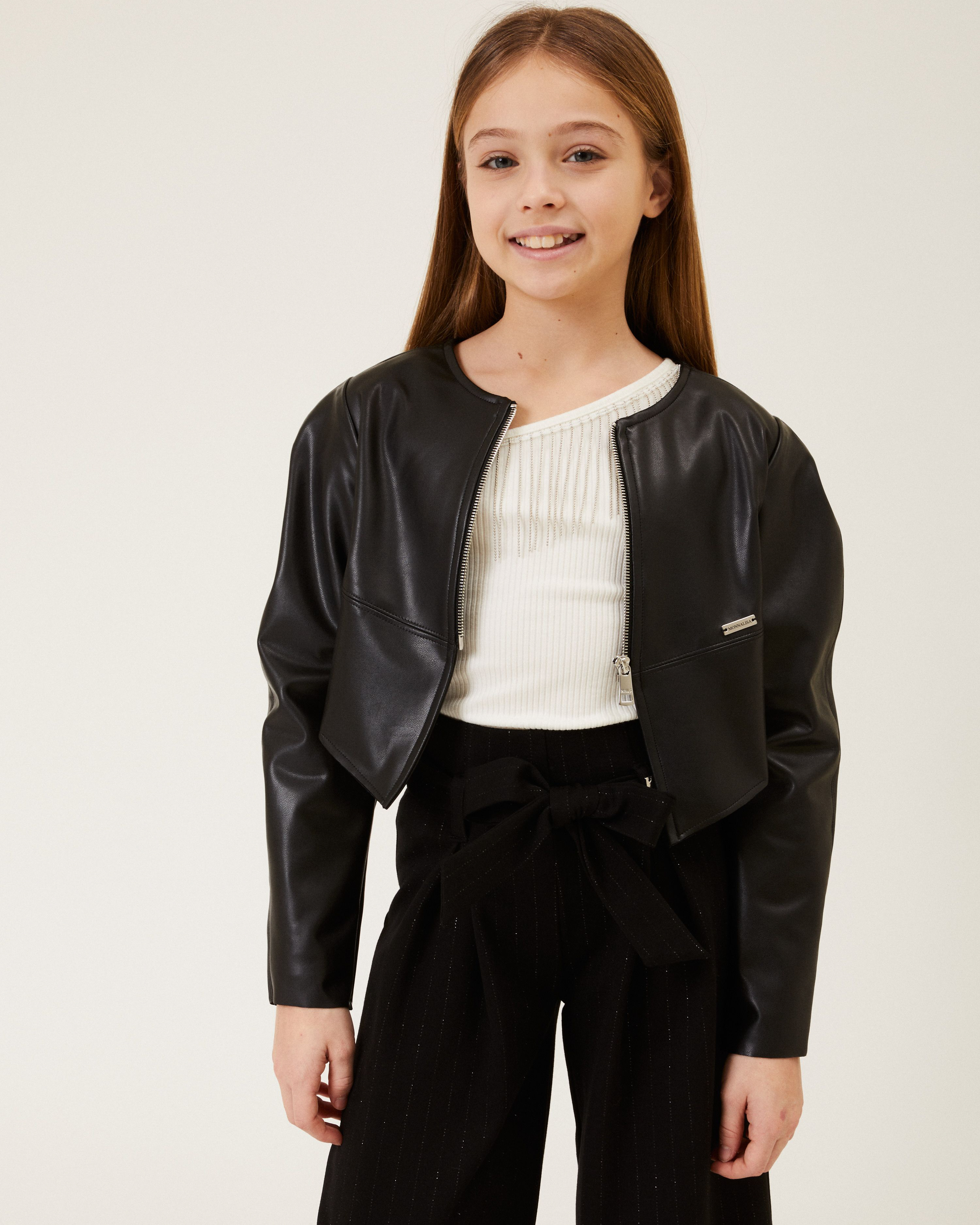 Bolero nero in similpelle con scollo tondo e chiusura a cerniera frontale  image