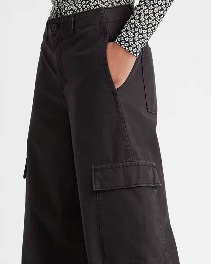 Pantaloni cargo neri in gabardina di cotone da vita media con tasconi laterali image