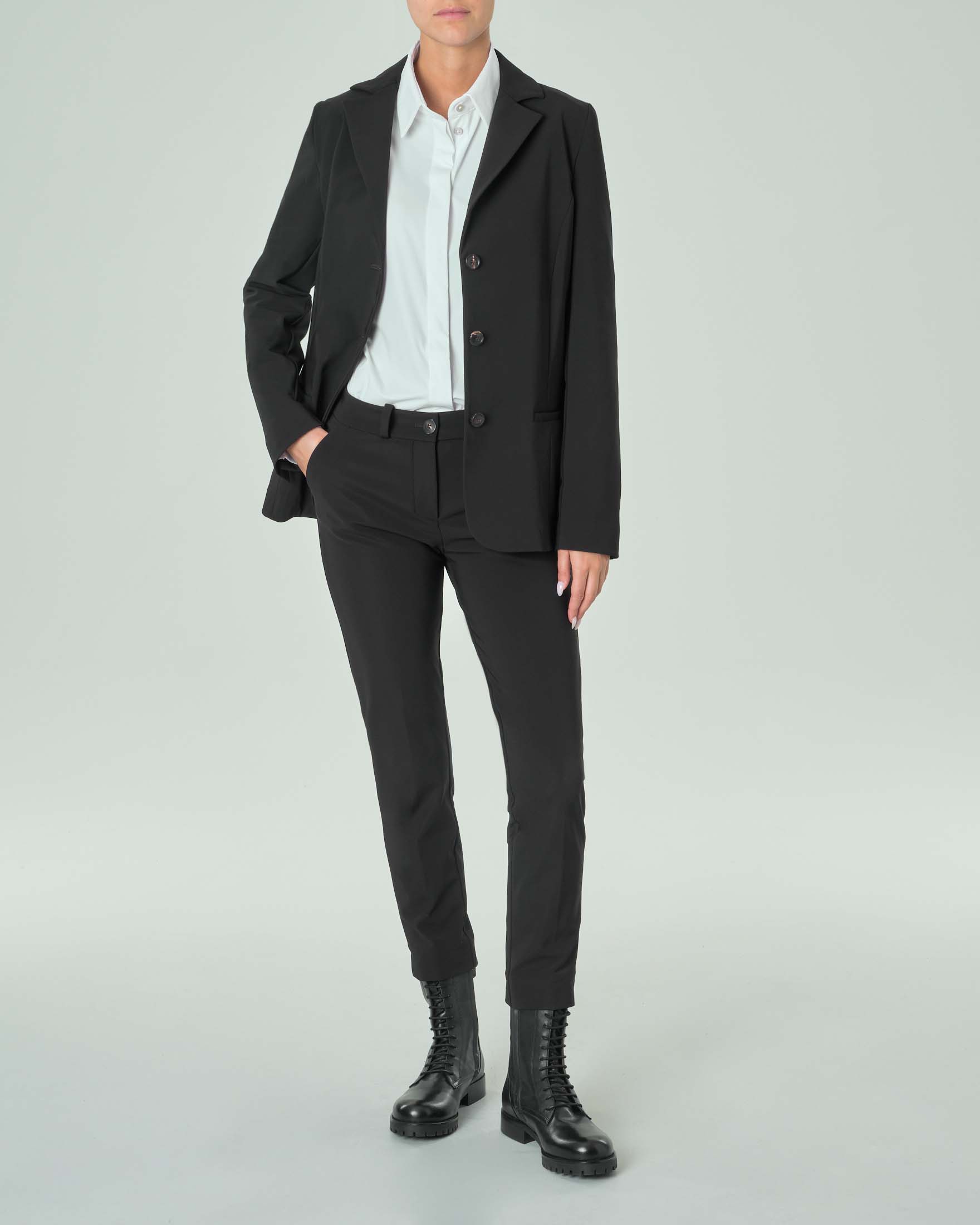 Blazer nero a tre bottoin in tessuto tecnico opaco con scollo a rever