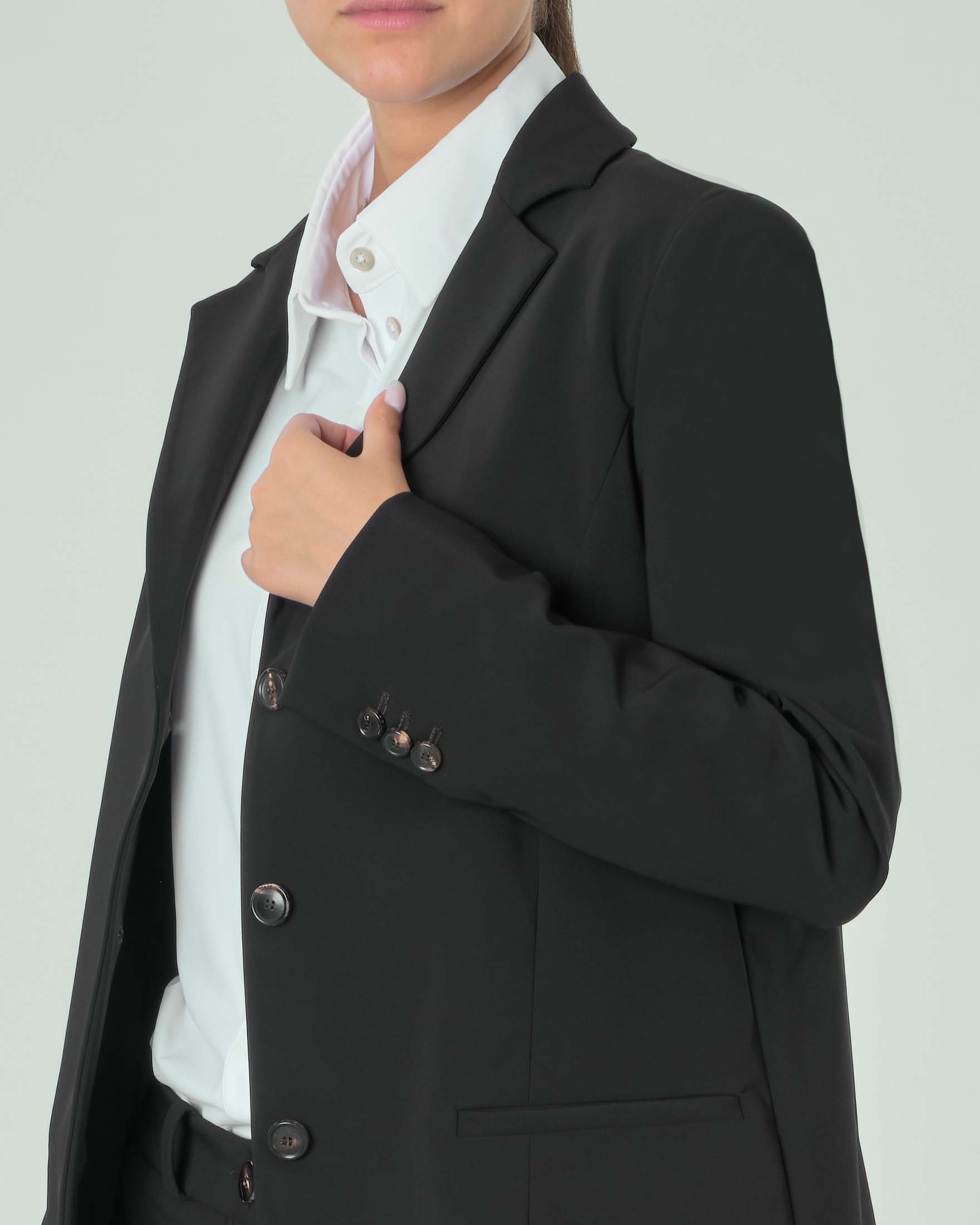 Blazer nero a tre bottoin in tessuto tecnico opaco con scollo a rever image