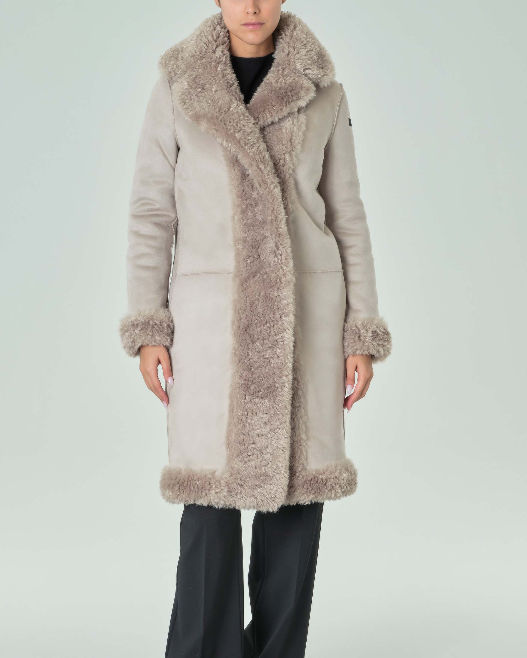 Cappotto lungo color taupe in tessuto effetto teddy reversibile con cappuccio image