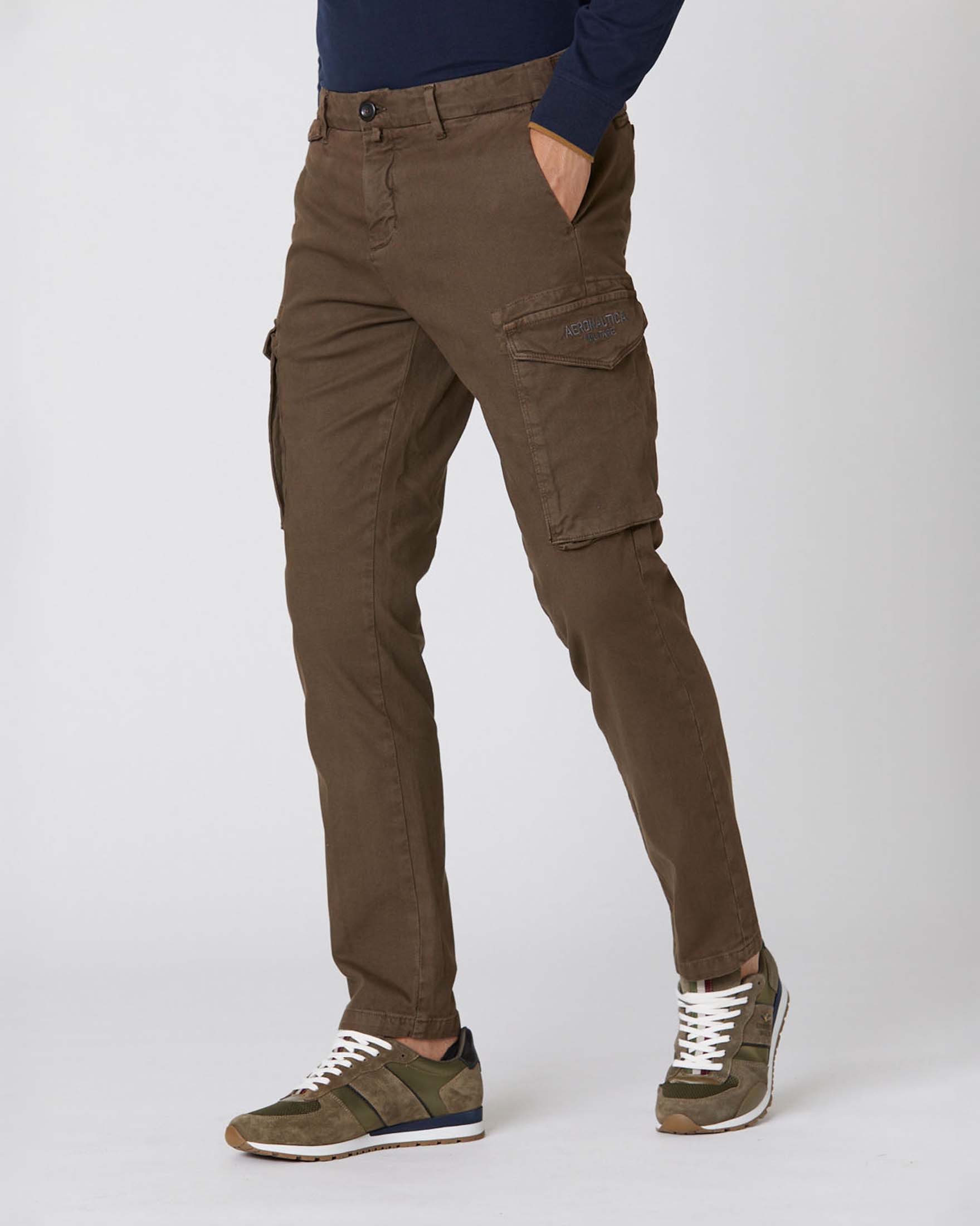 stile-casual-uomo-pantalone-color-sabbia-scarpe-da-ginnastica