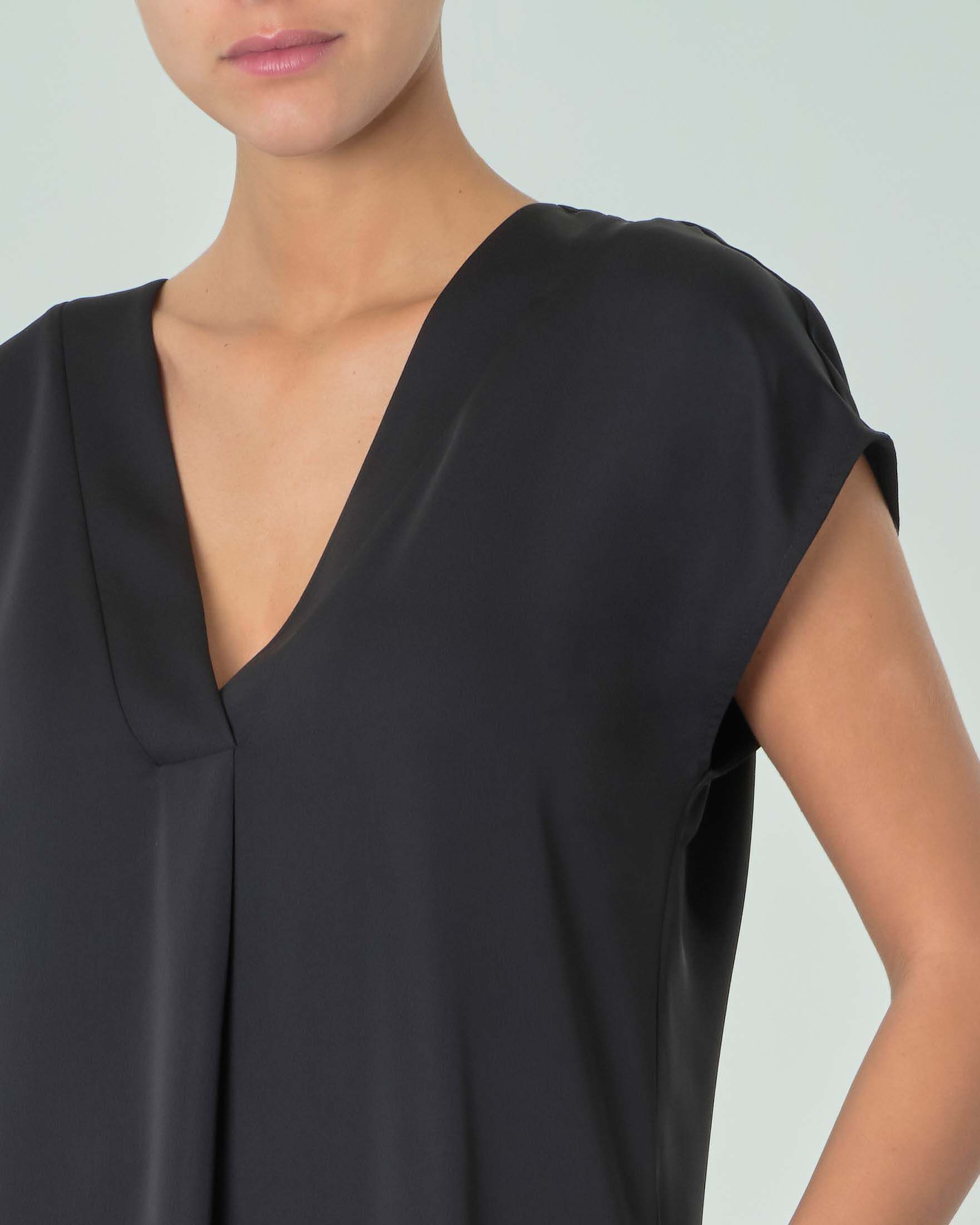 Blusa in crêpe envers satin nera con maniche ad aletta e scollo a V Marella ART.365 image
