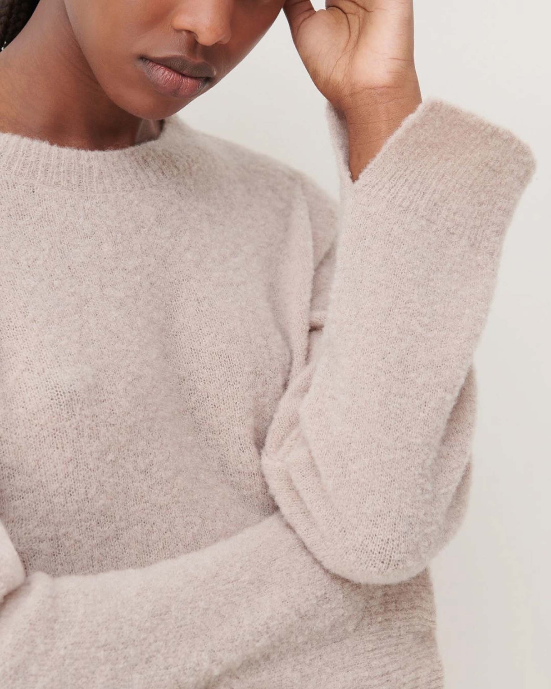 Maglia color sabbia in misto lana bouclè con scollo tondo Linea MONOCHROME image