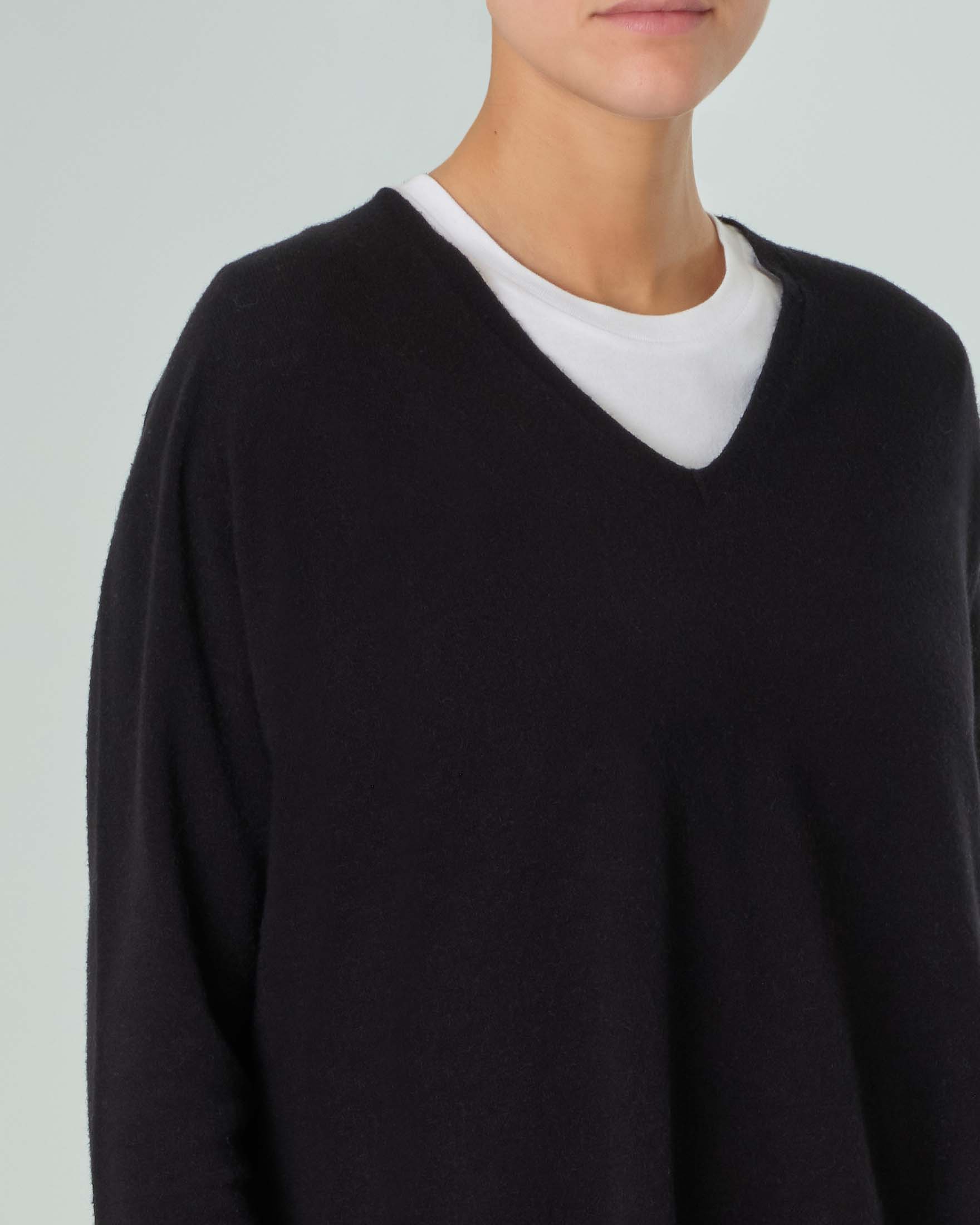 Maglia cropped nera in misto viscosa dalla linea ampia con scollo a V image