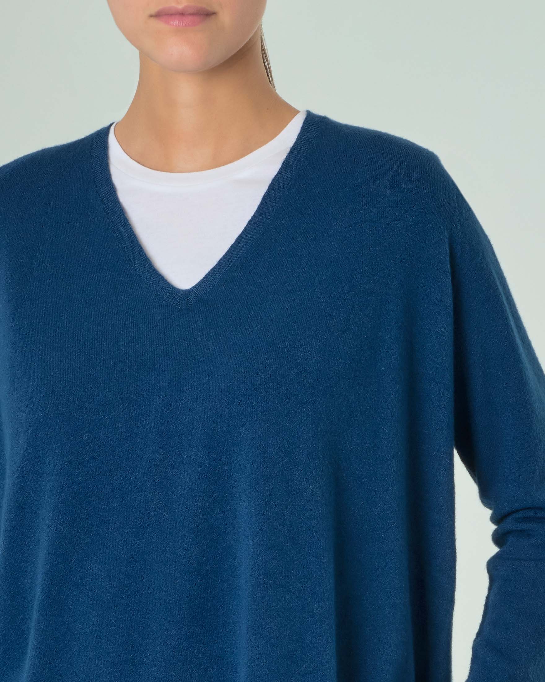 Maglia cropped color ottanio in misto viscosa dalla linea ampia con scollo a V image