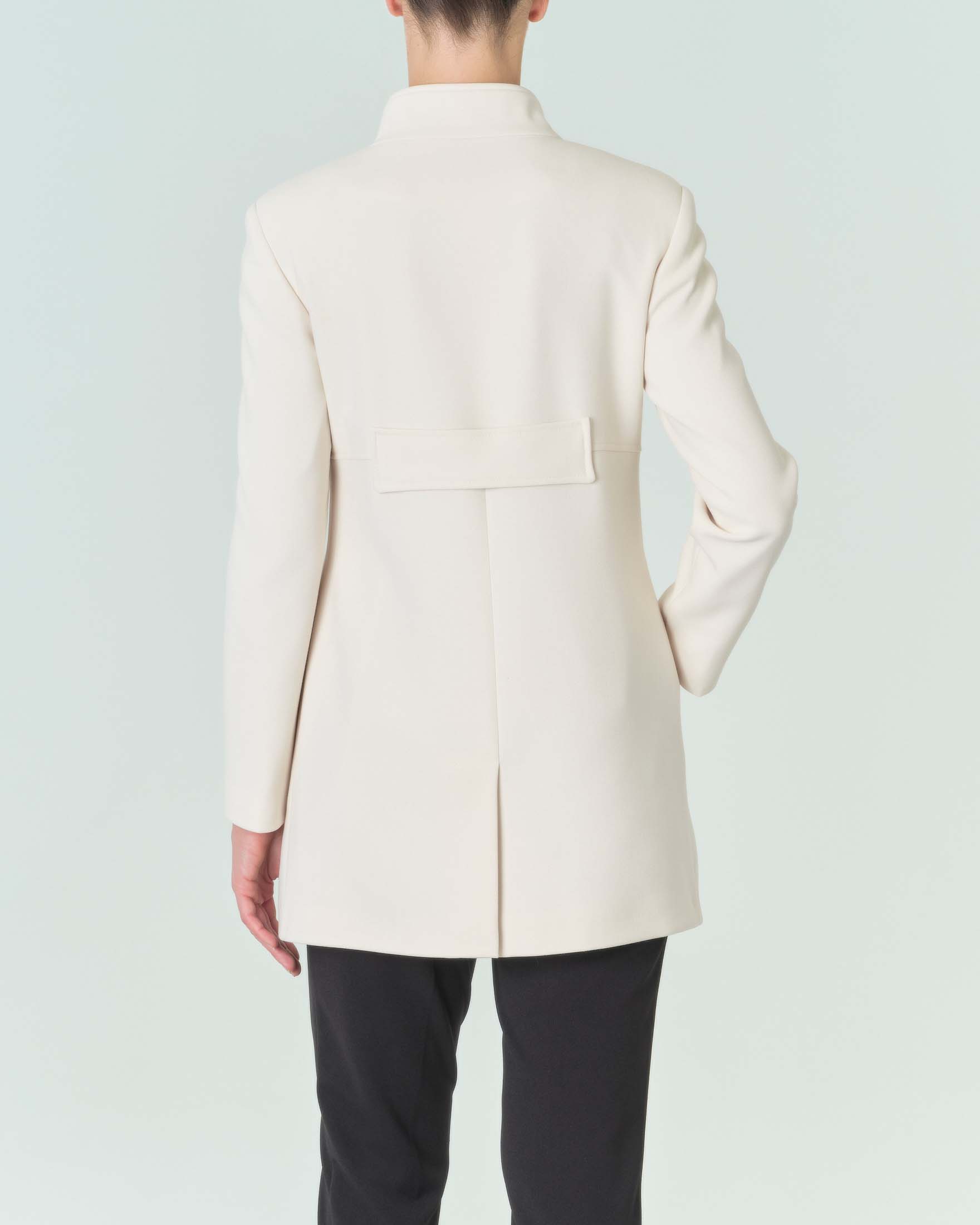 Cappotto color panna in crêpe di misto viscosa con colletto in