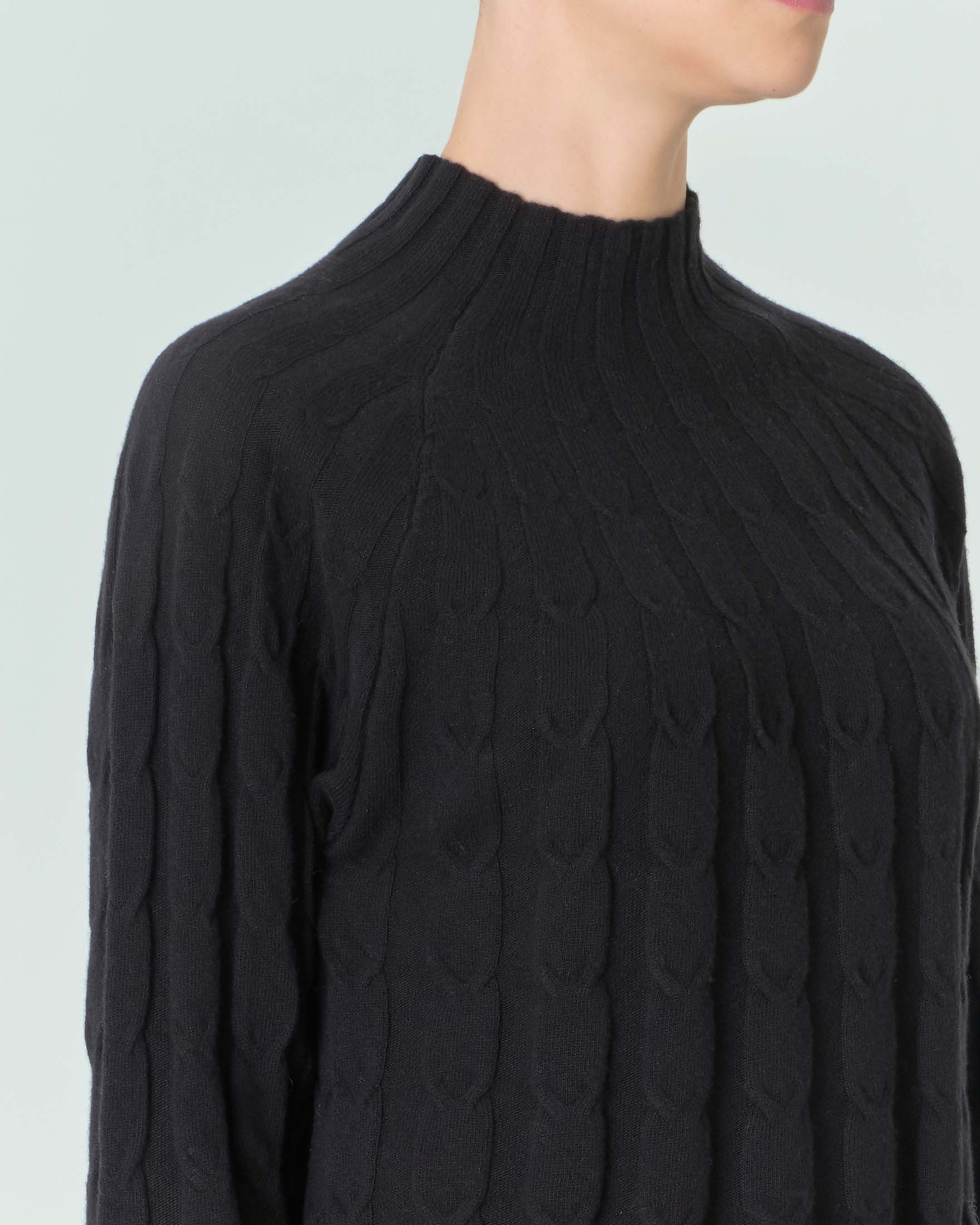 Maglia nera in pura lana a lavorazione trecce con colletto in piedi image
