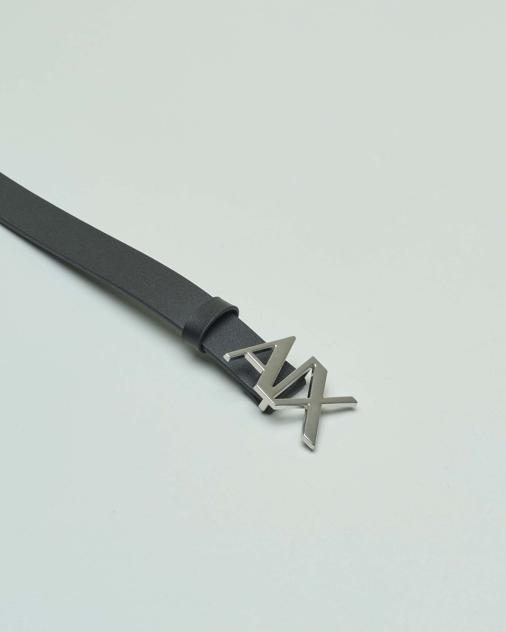 Cintura nera in similpelle effetto liscio con fibbia logo argento image