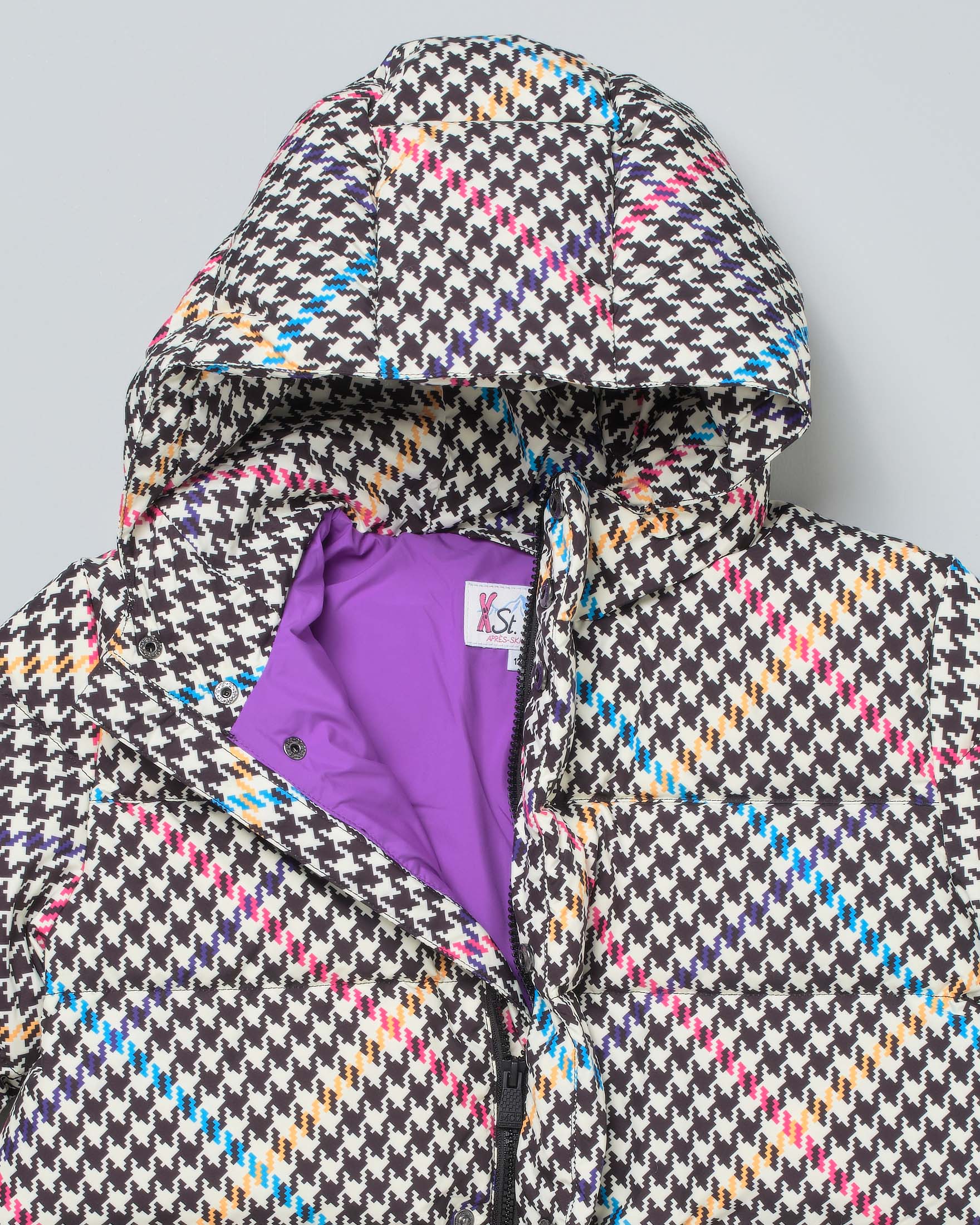 Giaccone imbottito in piuma con fantasia pied de poule bianca e nera con righe multicolor e cappuccio fisso  image