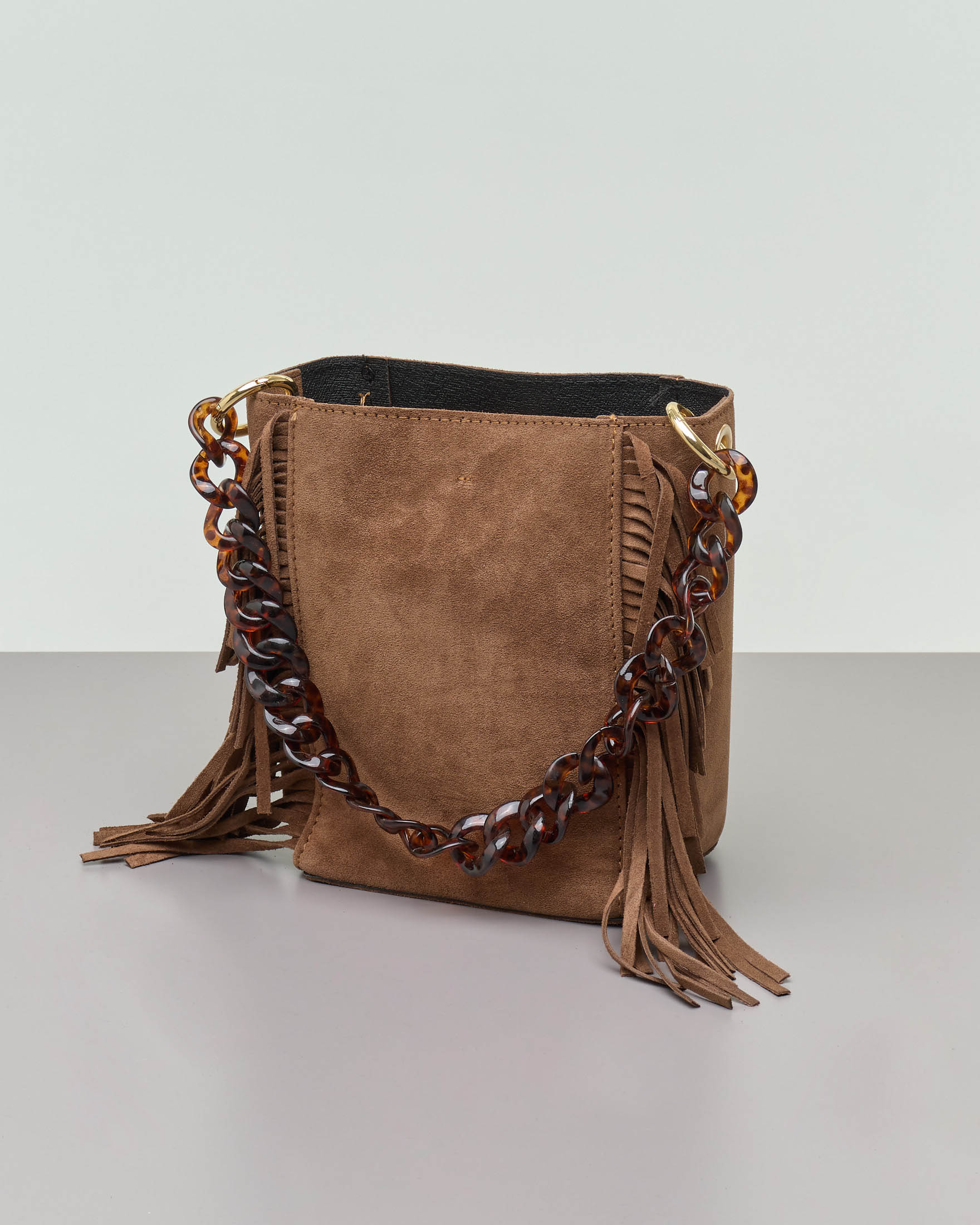 Secchiello color taupe in suede con tracolla a catena e frange applicate