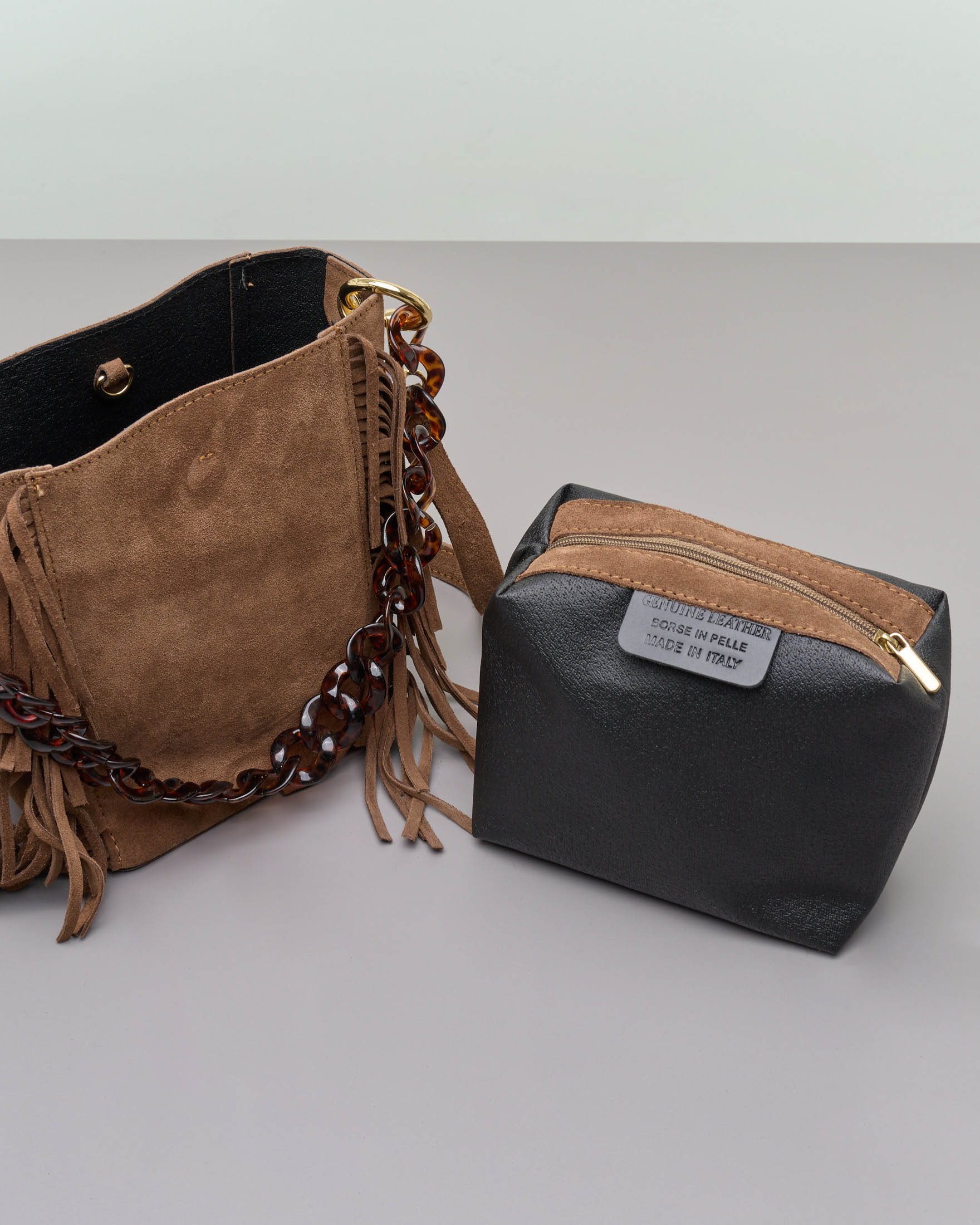 Secchiello color taupe in suede con tracolla a catena e frange applicate image