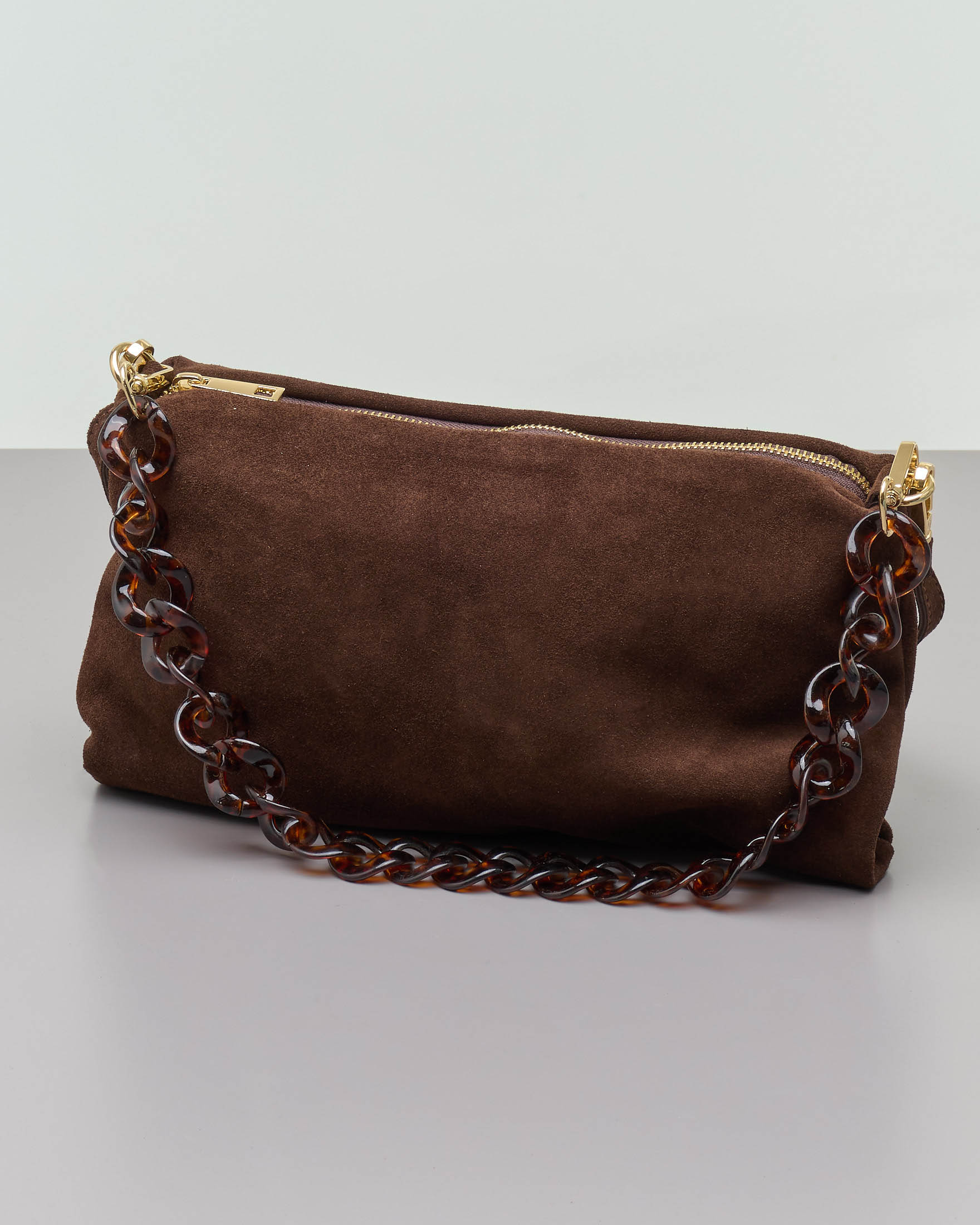 Borsa a busta in suede color taupe con tracolla a catena