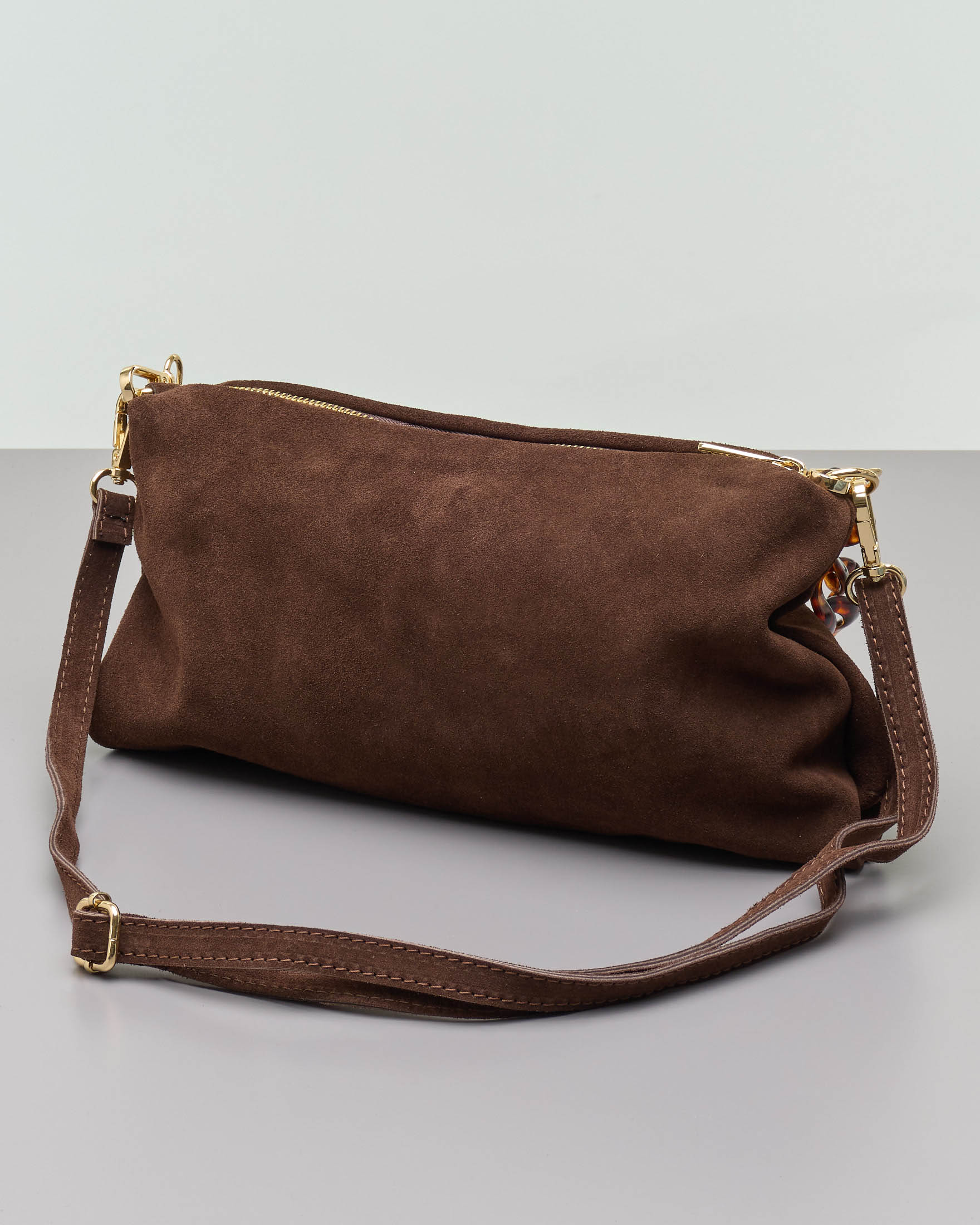 Borsa a busta in suede marrone con tracolla a catena