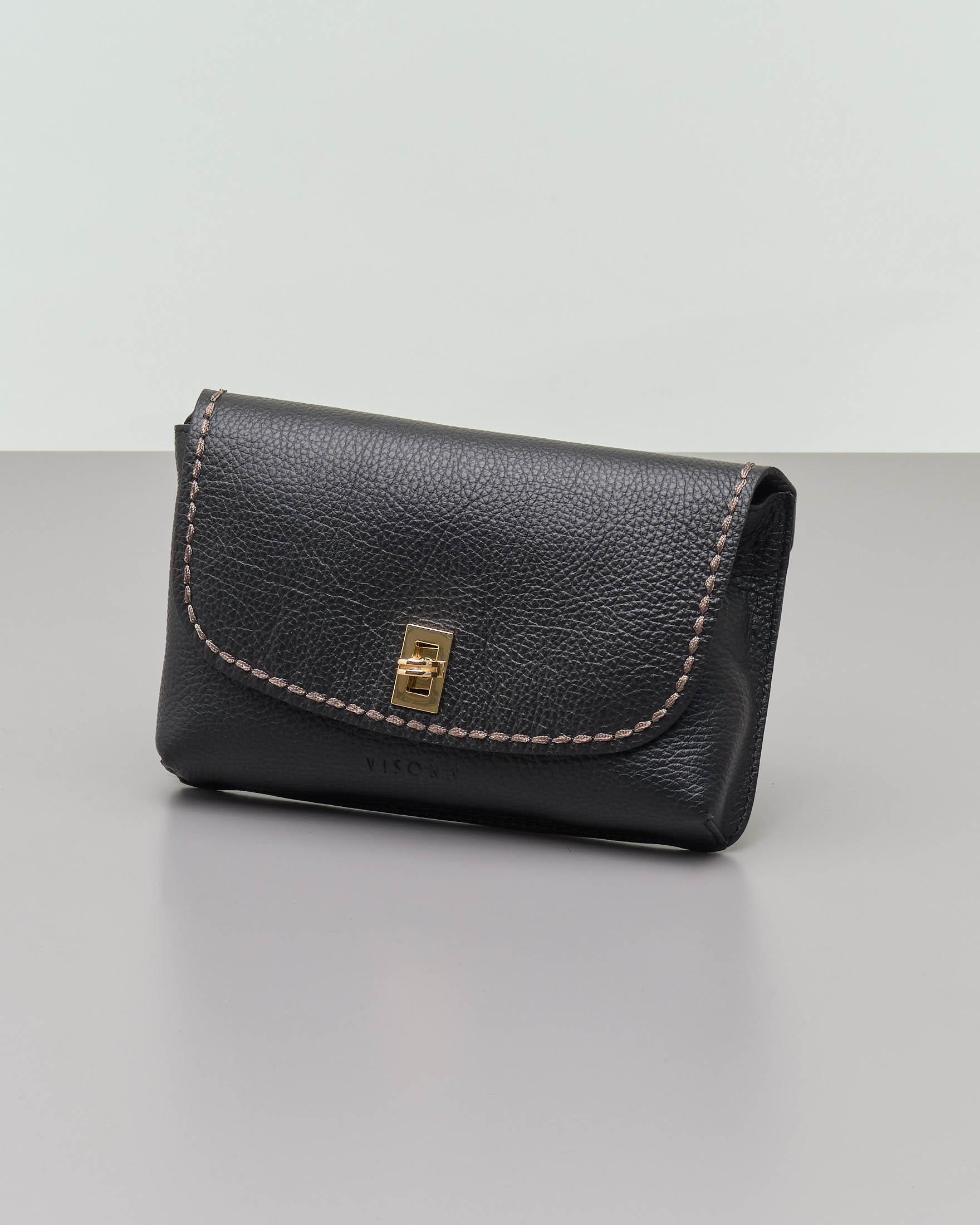 Pochette nera in pelle martellata con chiusura a girello e tracolla  removibile