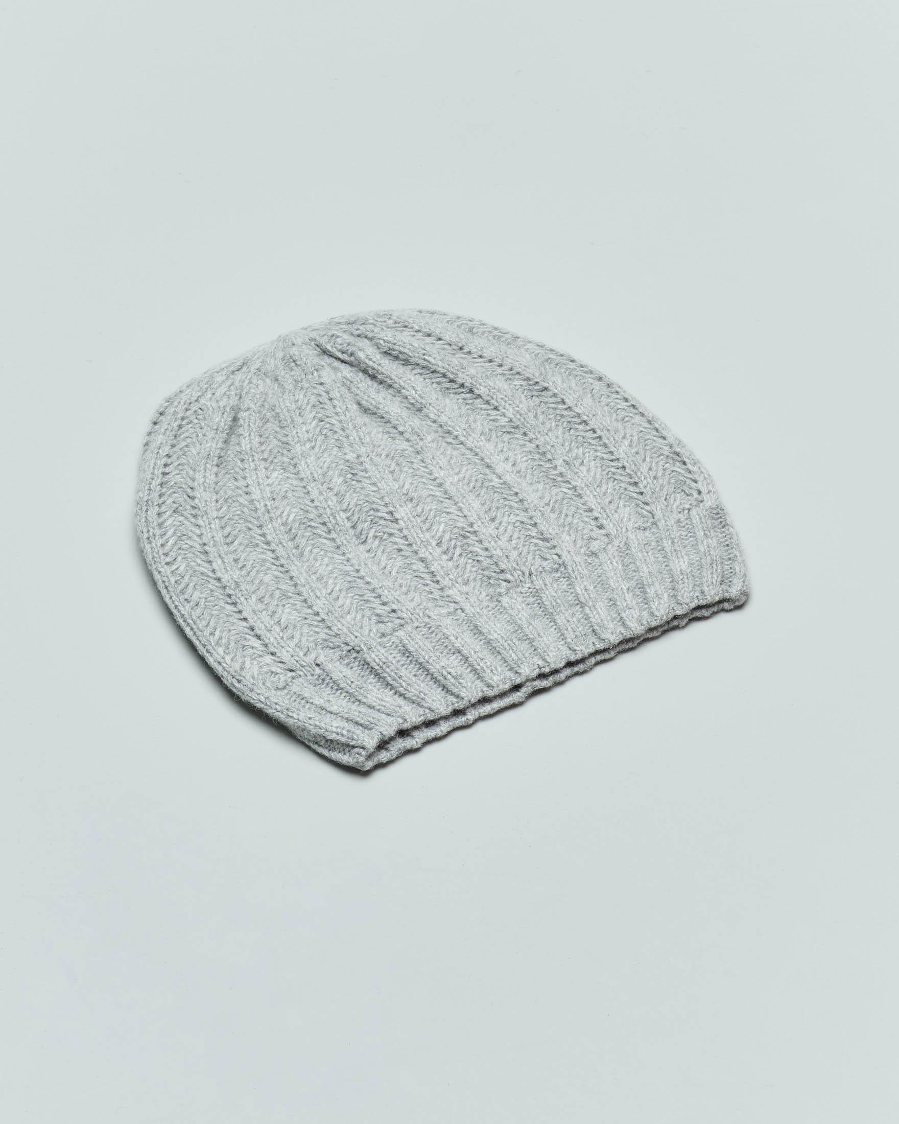 Berretto grigio antracite in lana e cashmere a coste image