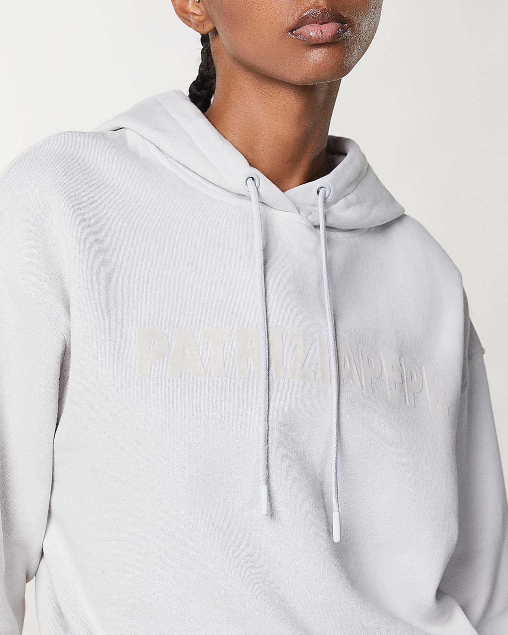 Felpa color ghiaccio cropped in cotone con cappuccio e scritta logo bianca image