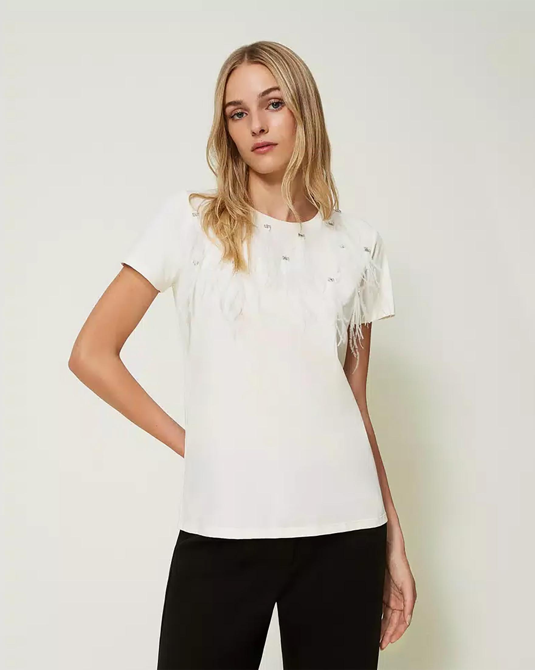 T-shirt bianca in cotone con piume marabu e strass applicati sul