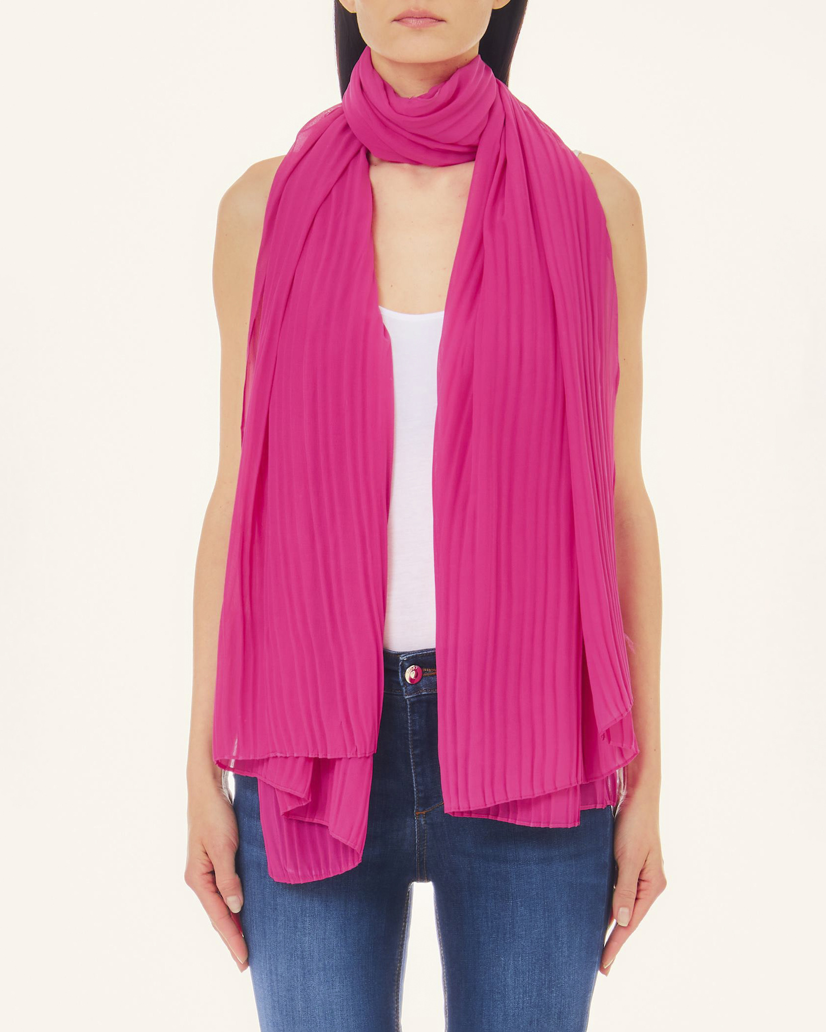 Stola in tessuto plissé fucsia con placca logo dorata al fondo. image