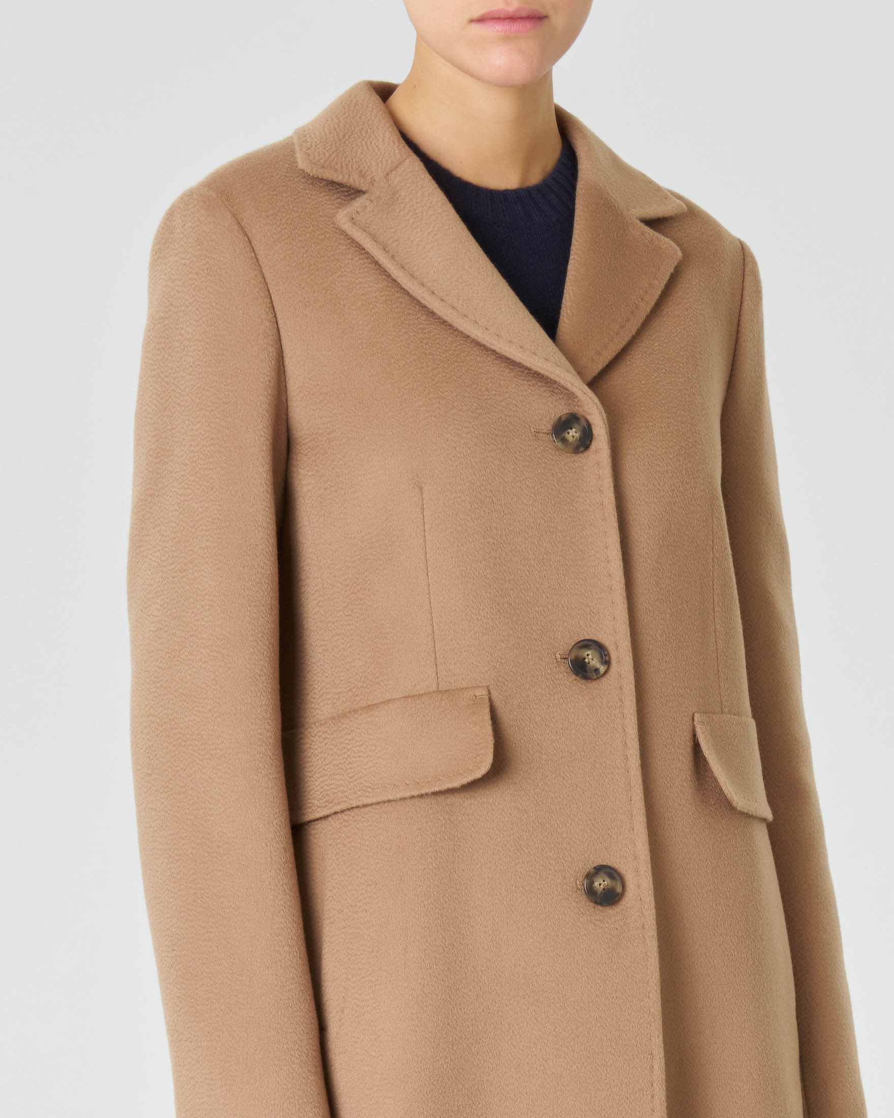 Cappotto color cammello in drap di pura lana vergine con scollo a