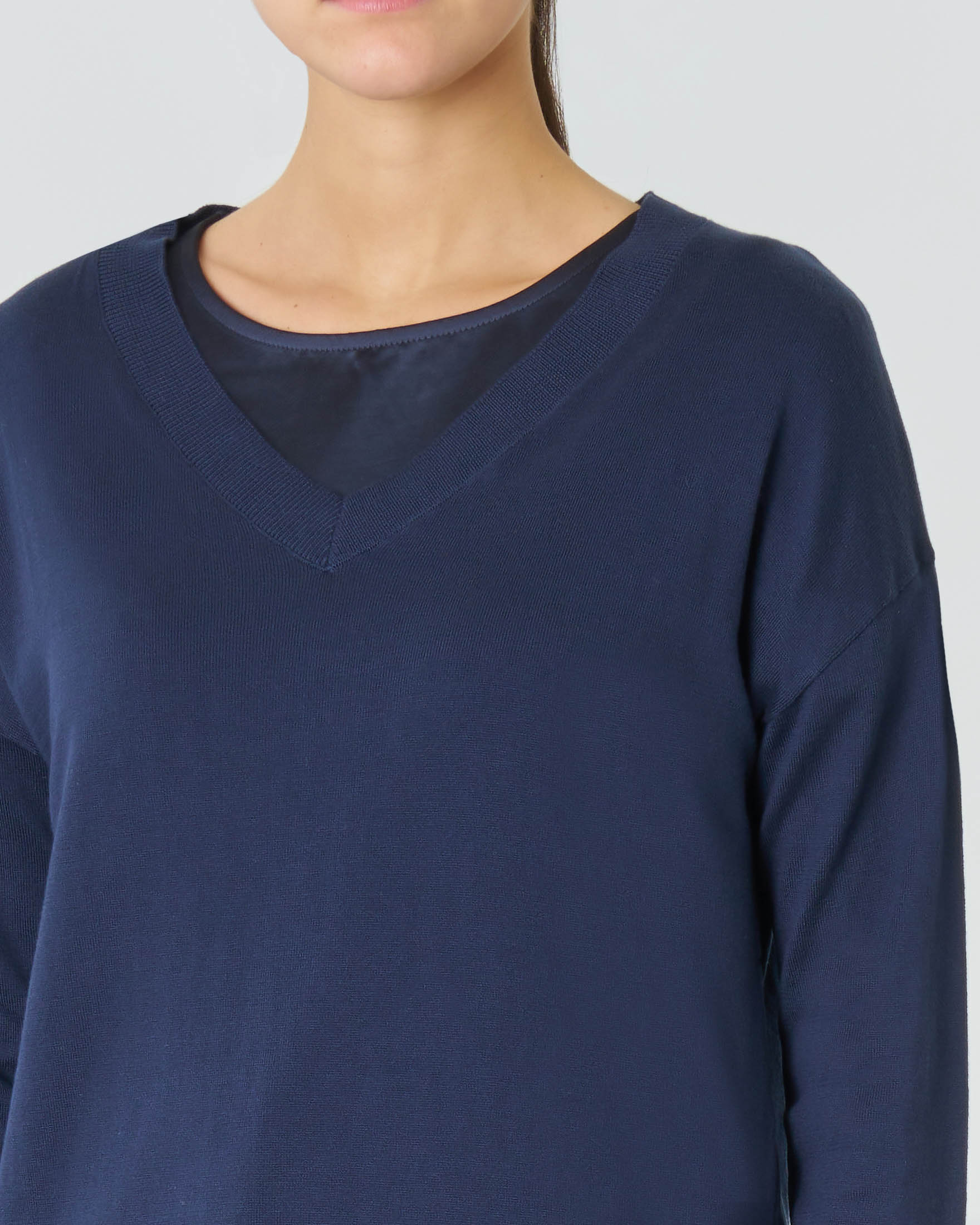 Maglia blu in seta e cotone dalla linea dritta con scollo a V image