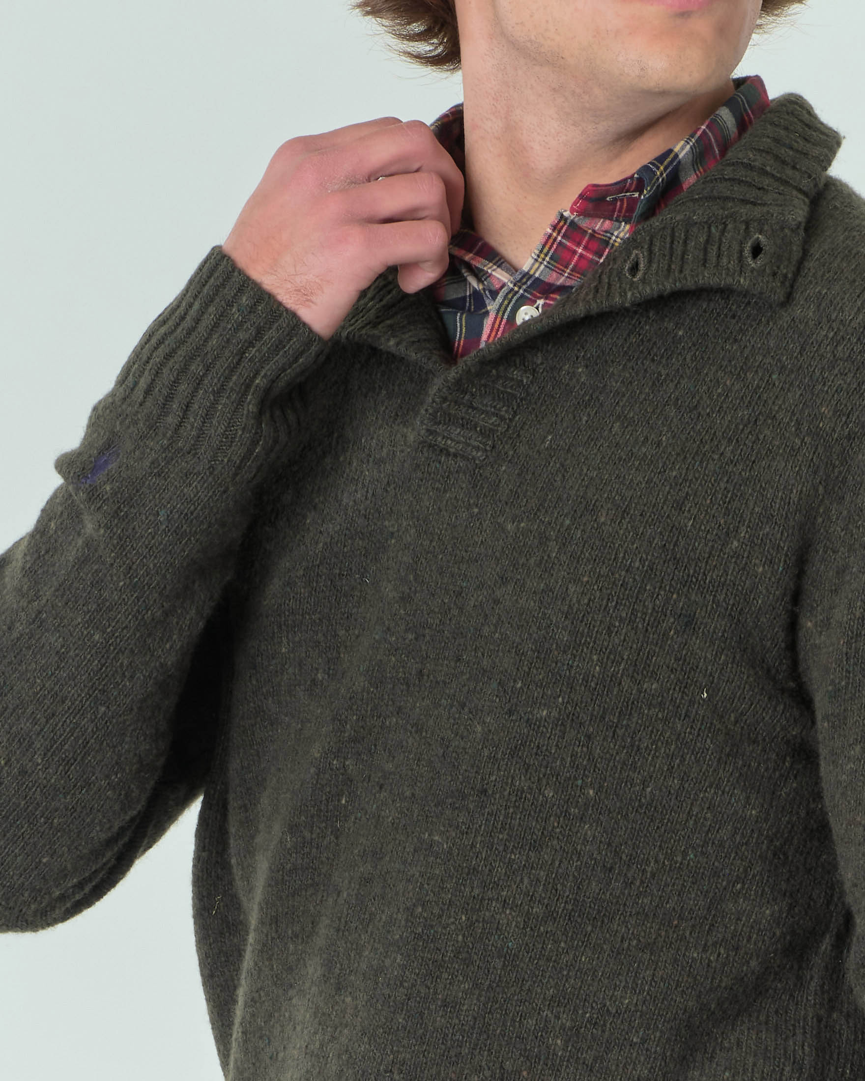 Maglione verde militare in lana con chiusura a tre bottoni image