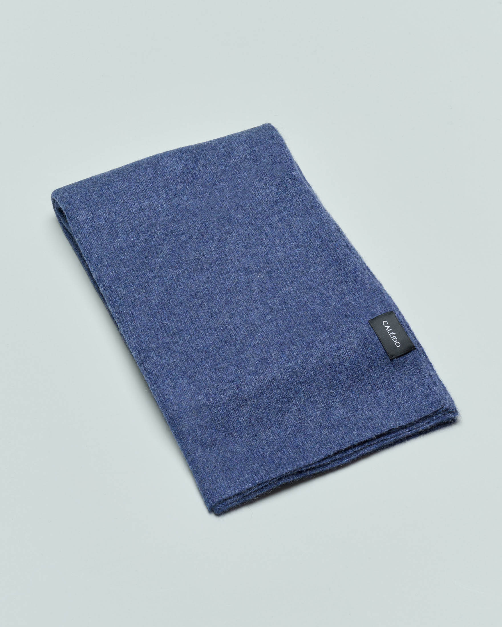 Stola blu indaco in puro cashmere a costine