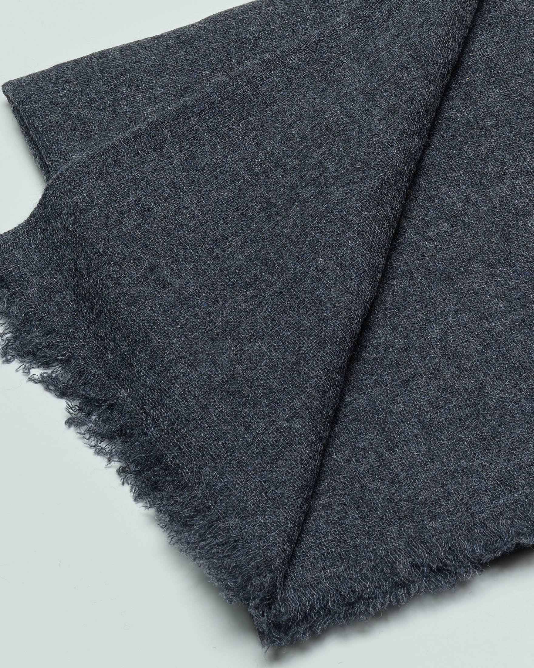 Sciarpa grigio antracite in puro cashmere image