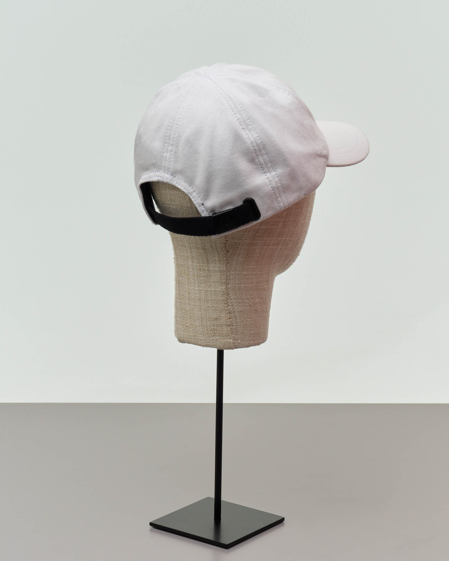 Berretto Fred Perry bianco in piquè di cotone con frontino e logo corona d'alloro ricamato