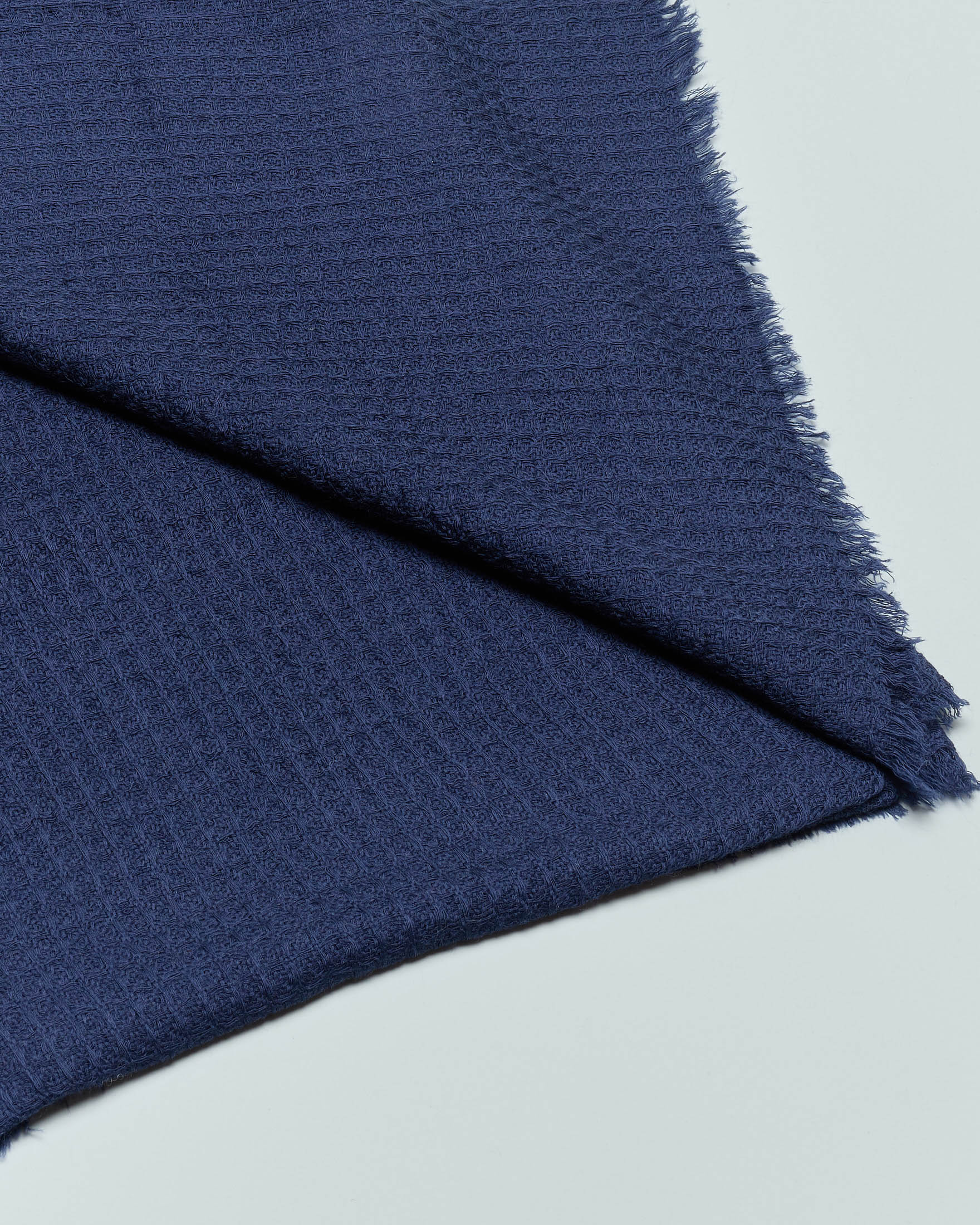 Sciarpa Raja blu indaco tinta unita in pura lana punto waffle image