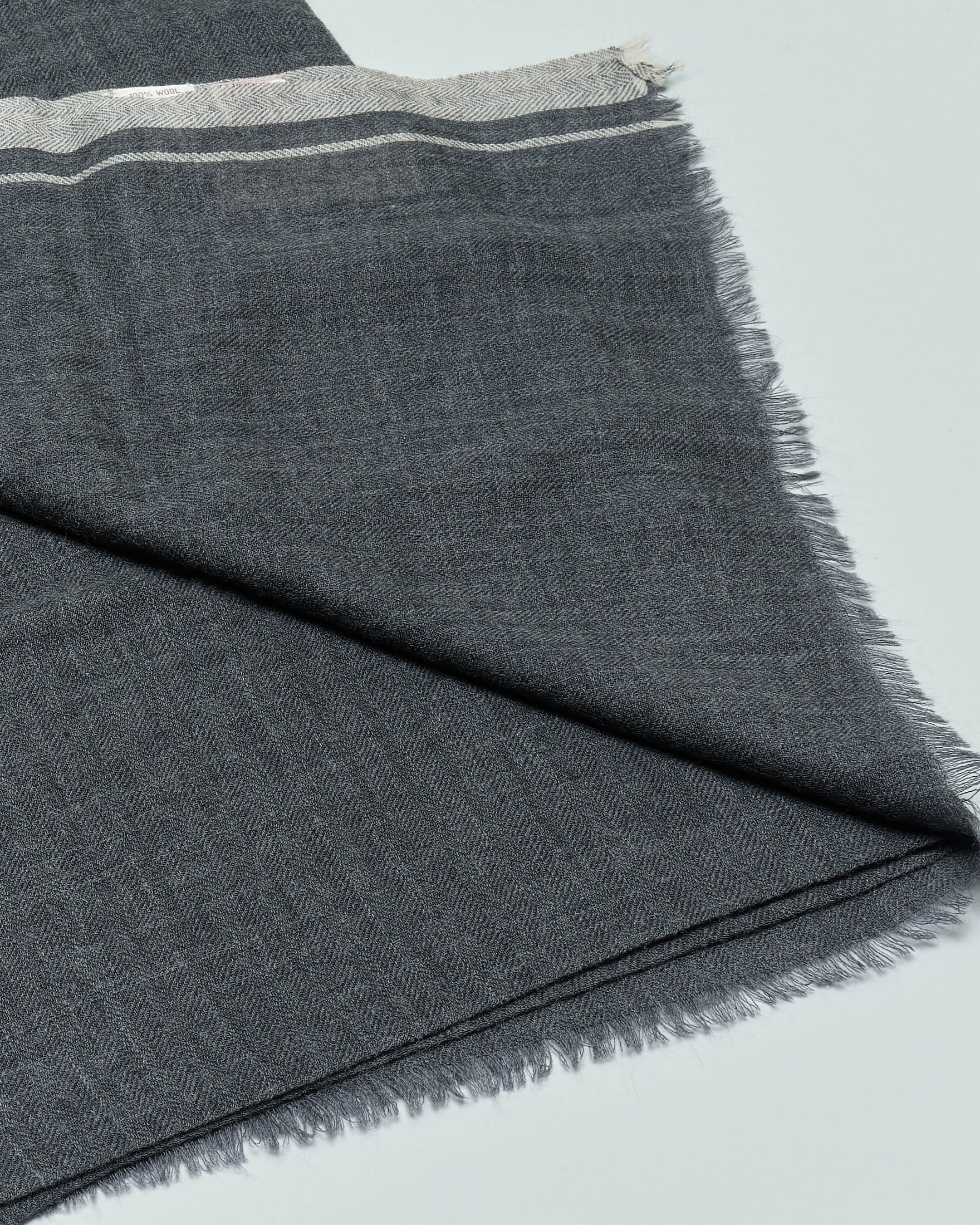 Sciarpa Raja grigio antracite in pura lana con bordino grigio