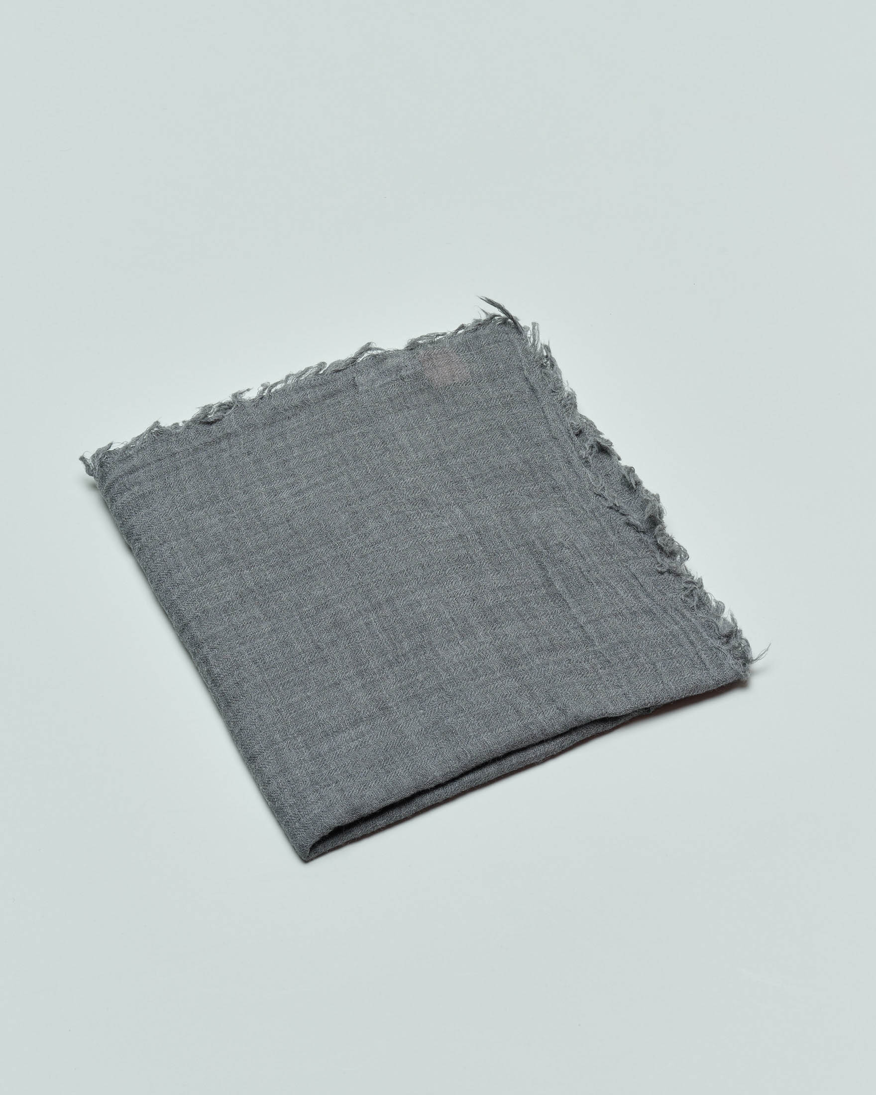 Sciarpa Raja grigia in pura lana rifinita con frangette