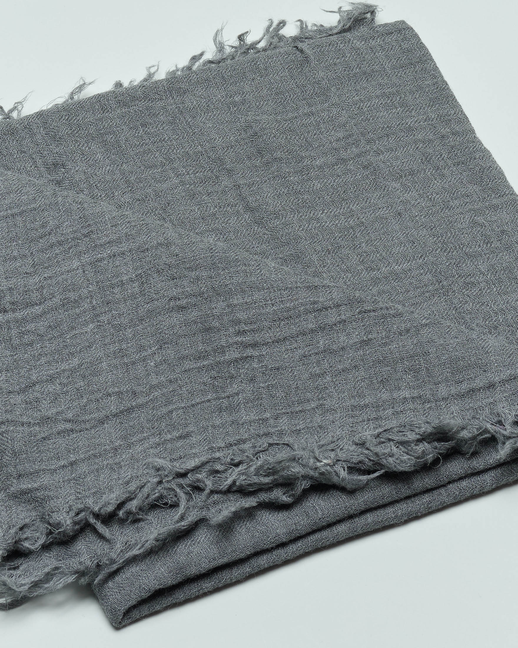 Sciarpa Raja grigia in pura lana rifinita con frangette image