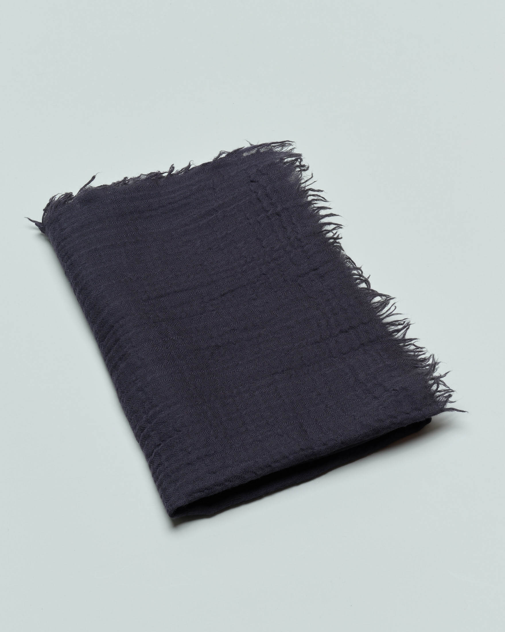 Sciarpa Raja blu in pura lana rifinita con frangette