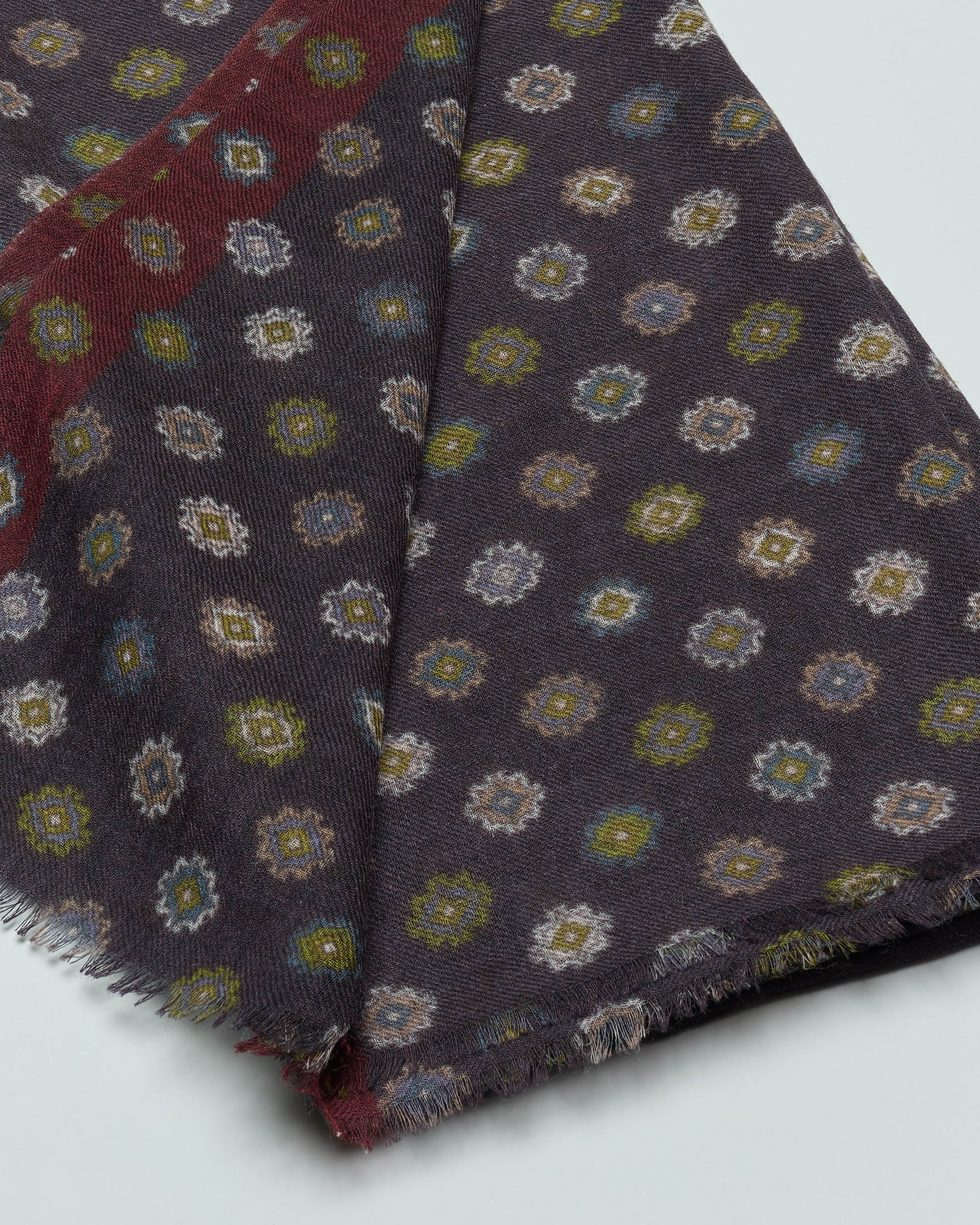 Sciarpa Raja blu con profilo bordeaux e fantasia cravatta in misto lana e modal